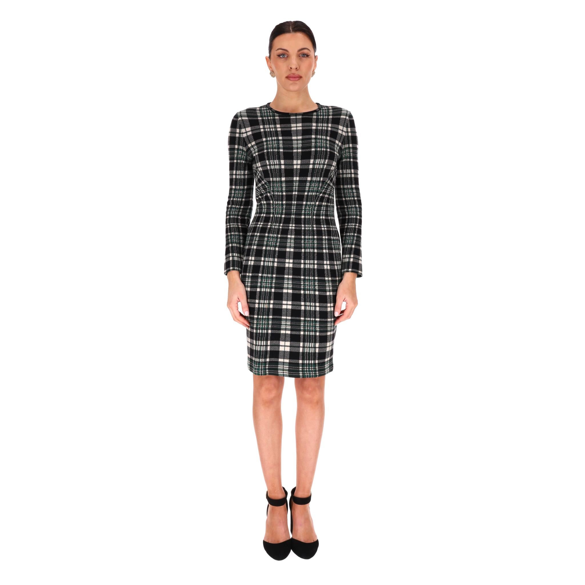 Alexander McQueen - Robe ajustée en laine à carreaux écossais

Robe à carreaux écossais verts entièrement réalisée en laine.

Conçue avec une silhouette ajustée, une encolure ronde et des manches longues.

Rrp Approx. £1,600

Taille - M

Condit -