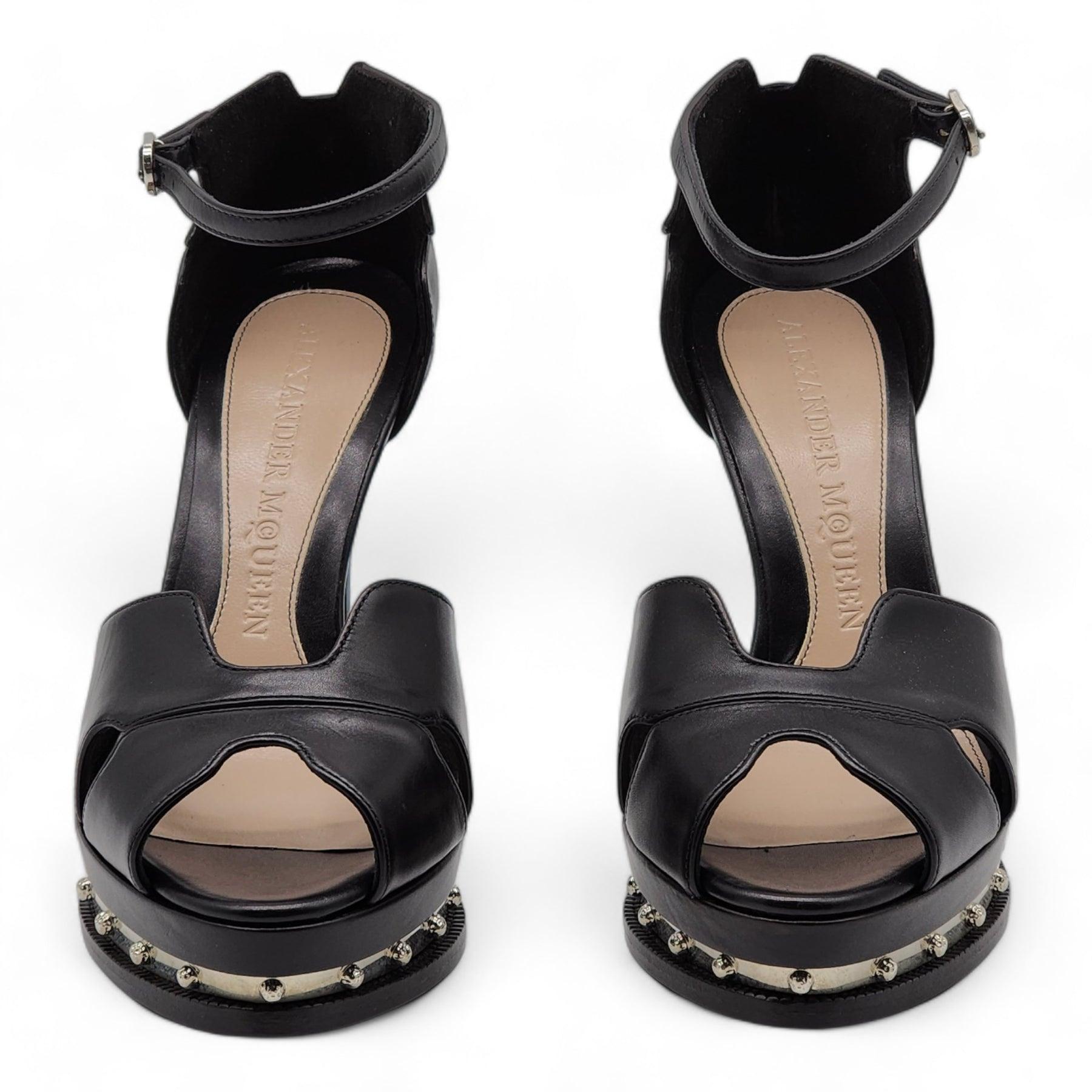Escarpins à plateforme en cuir Alexander McQueen en noir.

Informations complémentaires :
Matière : Cuir de veau
Poteaux métalliques sur le plateau
Boucles réglables en argent
Semelle intérieure et extérieure en cuir
Couleur : Noir
Taille : 5