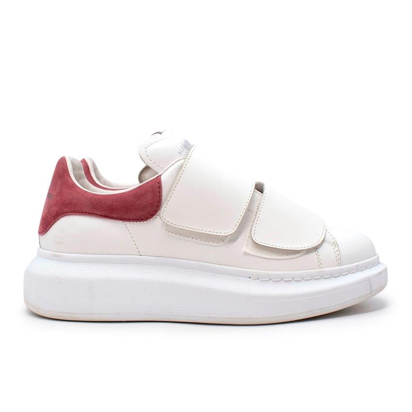 Alexander McQueen - Scarpe da ginnastica basse con suola a plateau e velcro
 

 -Realizzate in pelle di vitello bianca, con tallone in pelle scamosciata rosa e marchio in lamina d'oro.
 - Forma bassa con doppio cinturino in velcro 
 - Suola con