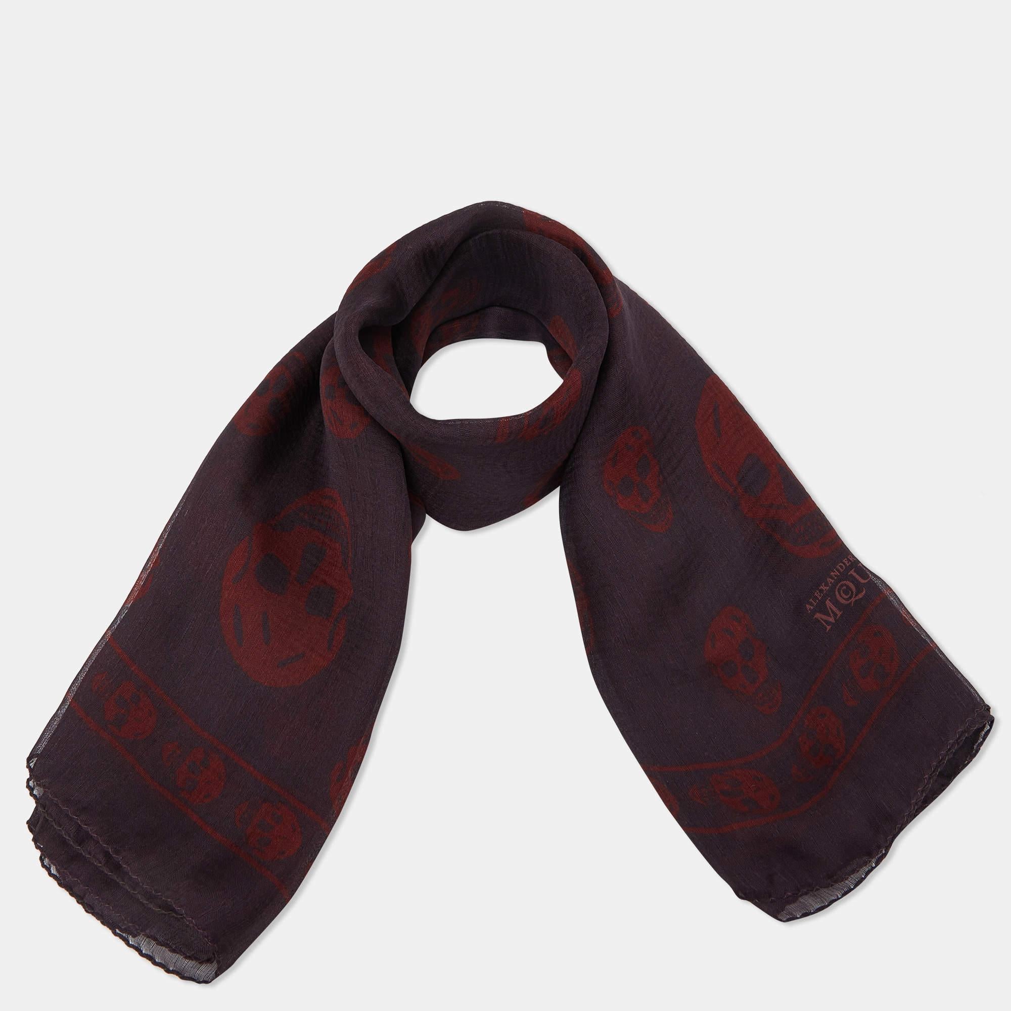Classy and stylish are some words that come to our minds when we look at the scarf. The label brings you this versatile creation made from luxurious materials that you style with many outfits.