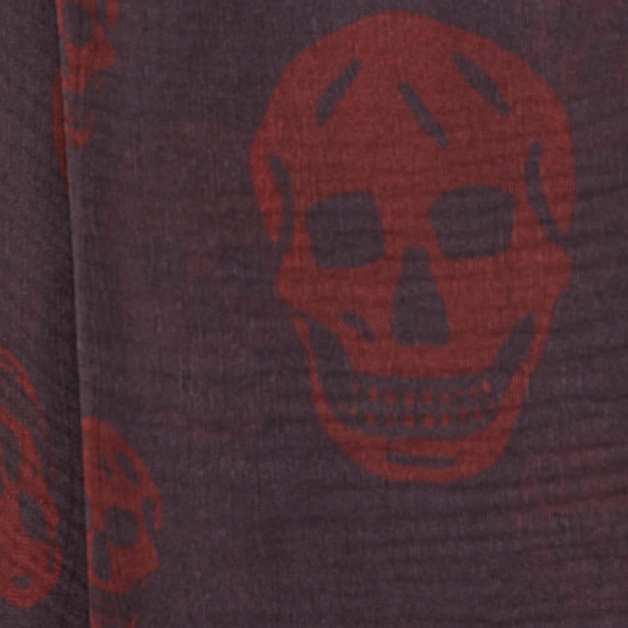 Alexander McQueen Plum Purple Skull Print Silk Scarf In Excellent Condition In Dubai, Al Qouz 2