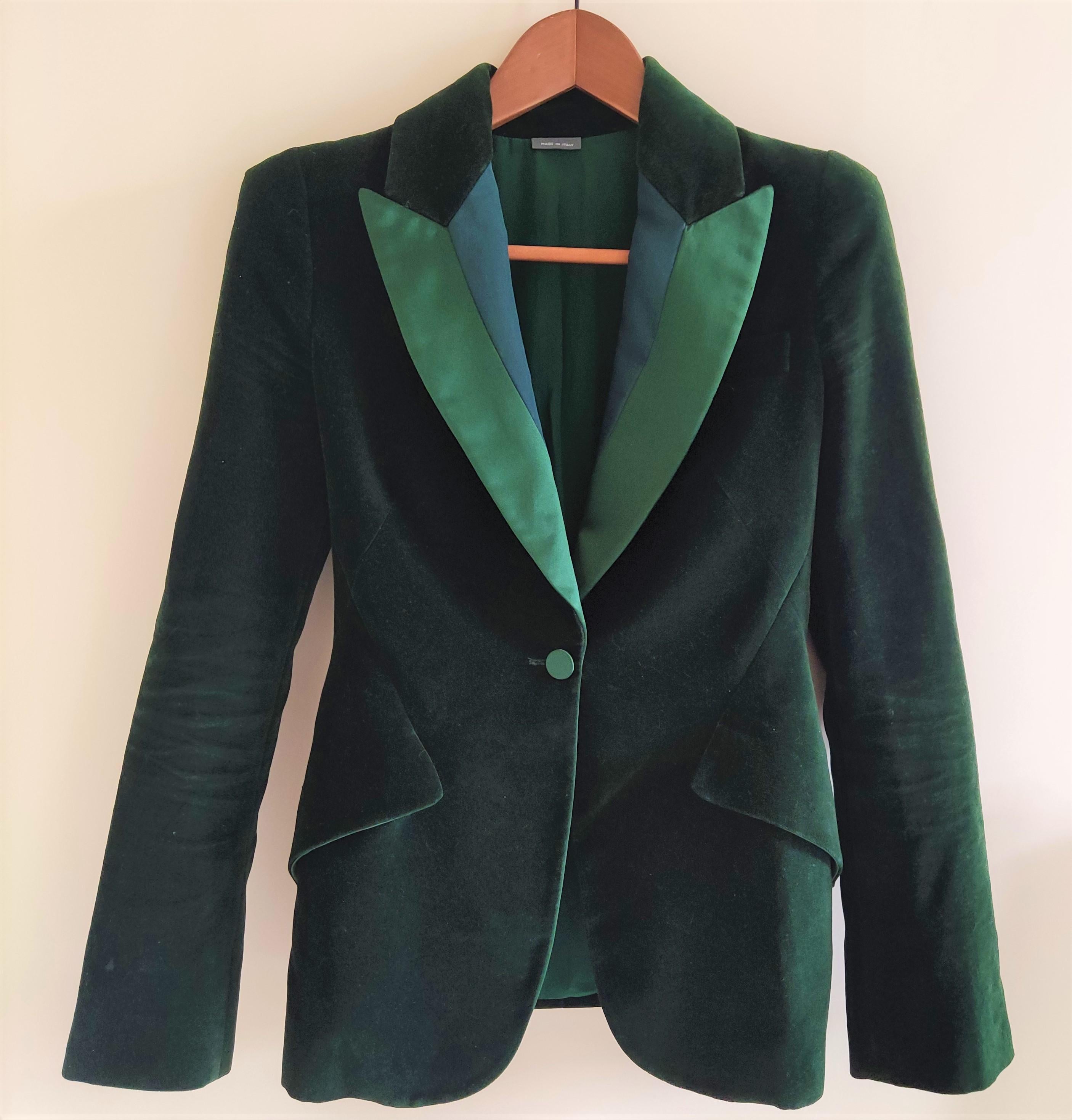Alexander McQueen poison green blazer jacket.
Solid shuolder pads, great silhouette.
Vampire pockets.
Velvet touch.
Hidden inner pocket.

Very good condition.

SIZE
XS.
Marked size: 36. Model`s size in photos: XS.
Length: 64 cm / 25.2 inch
Armpit to
