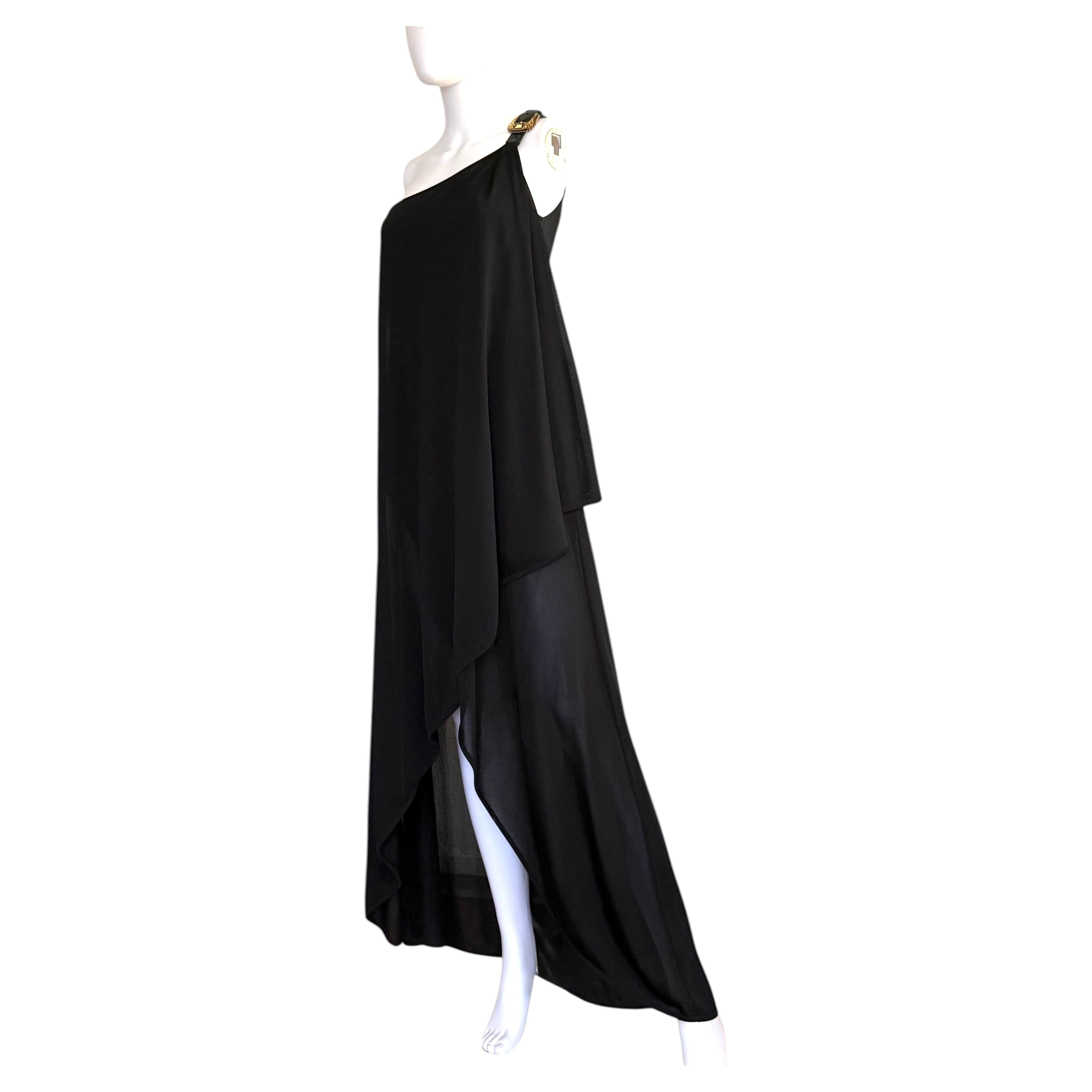 ALEXANDER MCQUEEN – Collection pré-automne 2009 : robe longue drapée en maille noire avec boucle