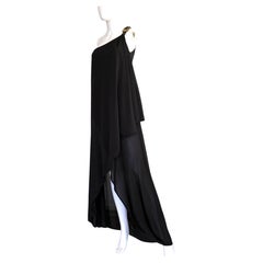 ALEXANDER MCQUEEN, colección Pre-Fall 2009: vestido largo de punto negro drapeado con hebilla