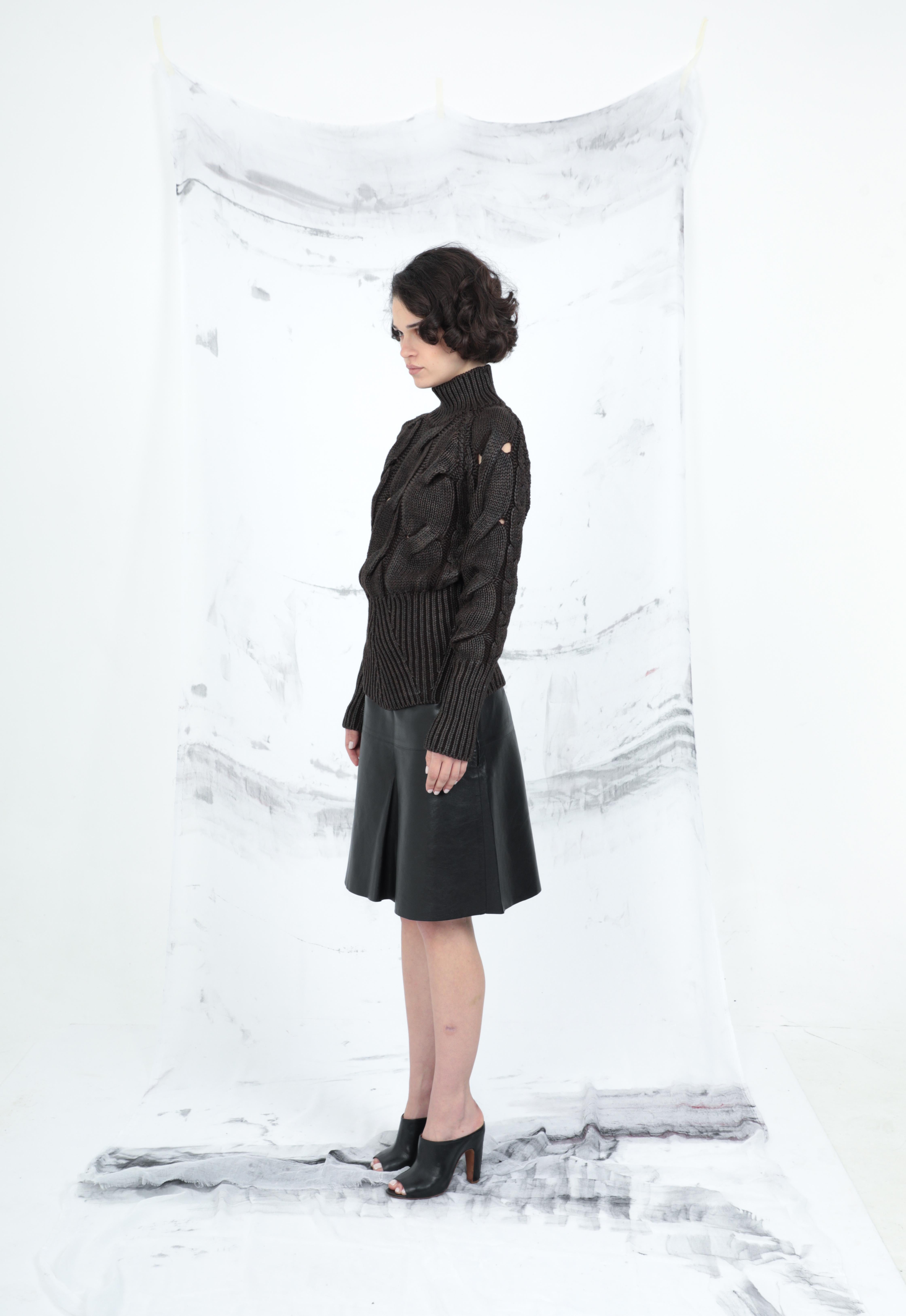 Alexander McQueen 00s pull à col roulé en tricot de laine marron à finition cirée métallique.

Le Label de la taille est manquant, convient à XS-M en fonction de la taille désirée.

Très bon état vintage.