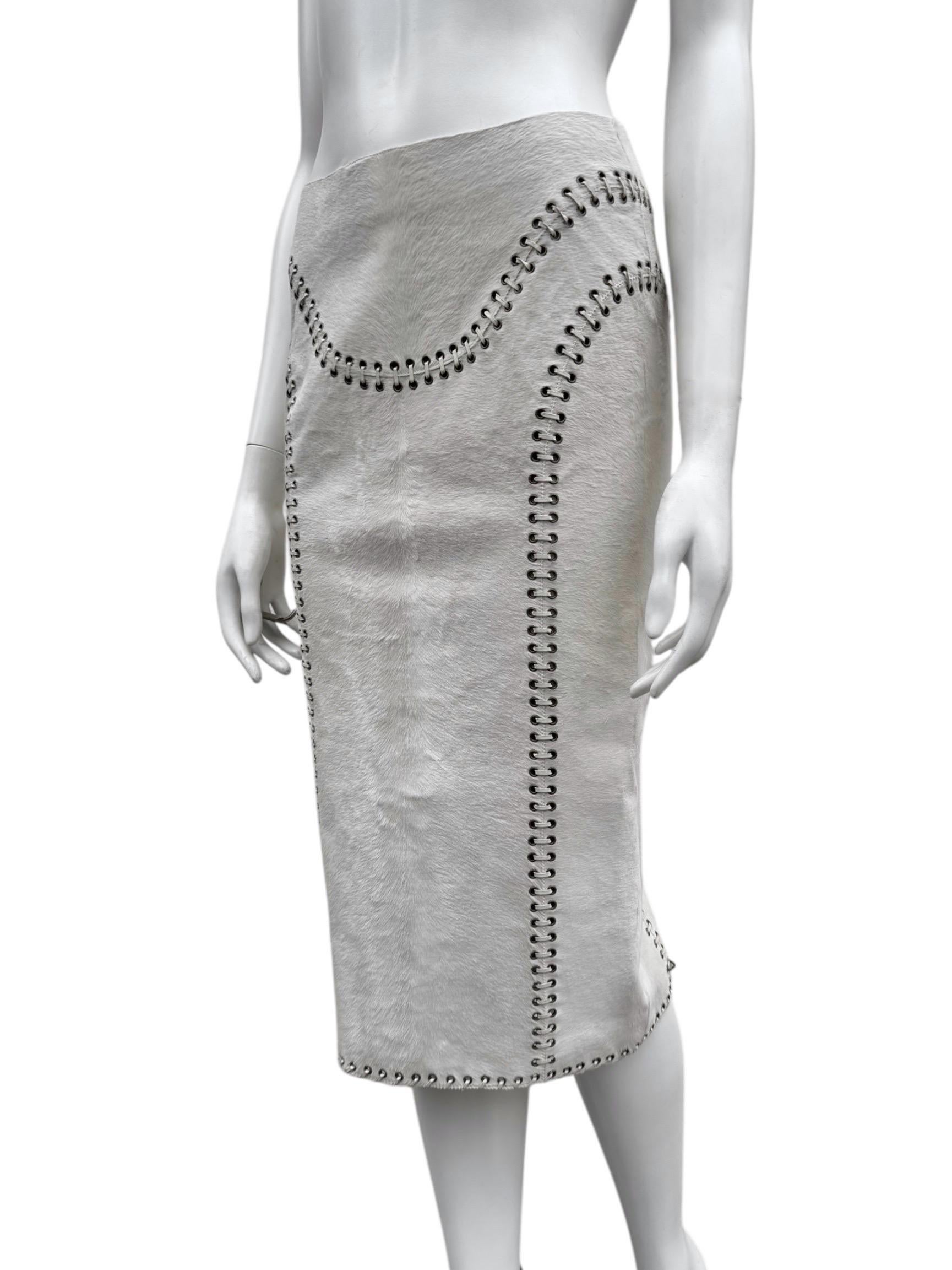 ALEXANDER MCQUEEN Pre-Fall 2010 WHITE PONY HAIR LACE-UP MIDI SKIRT In Good Condition In PARIS, FR