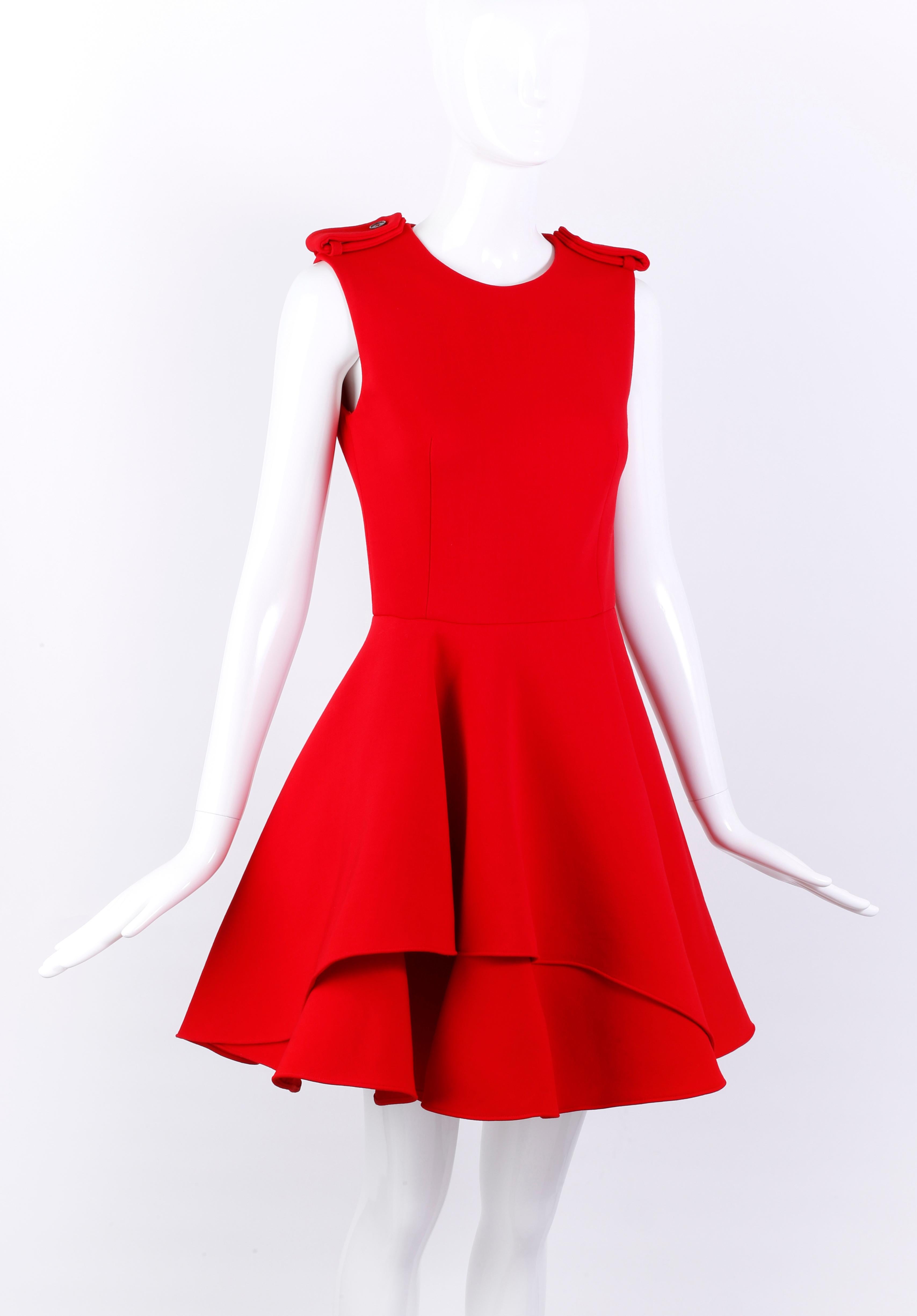 Alexander McQueen Pre-Fall 2015 Layered Fit & Flare ärmelloses Militärkleid 38 (Rot) im Angebot