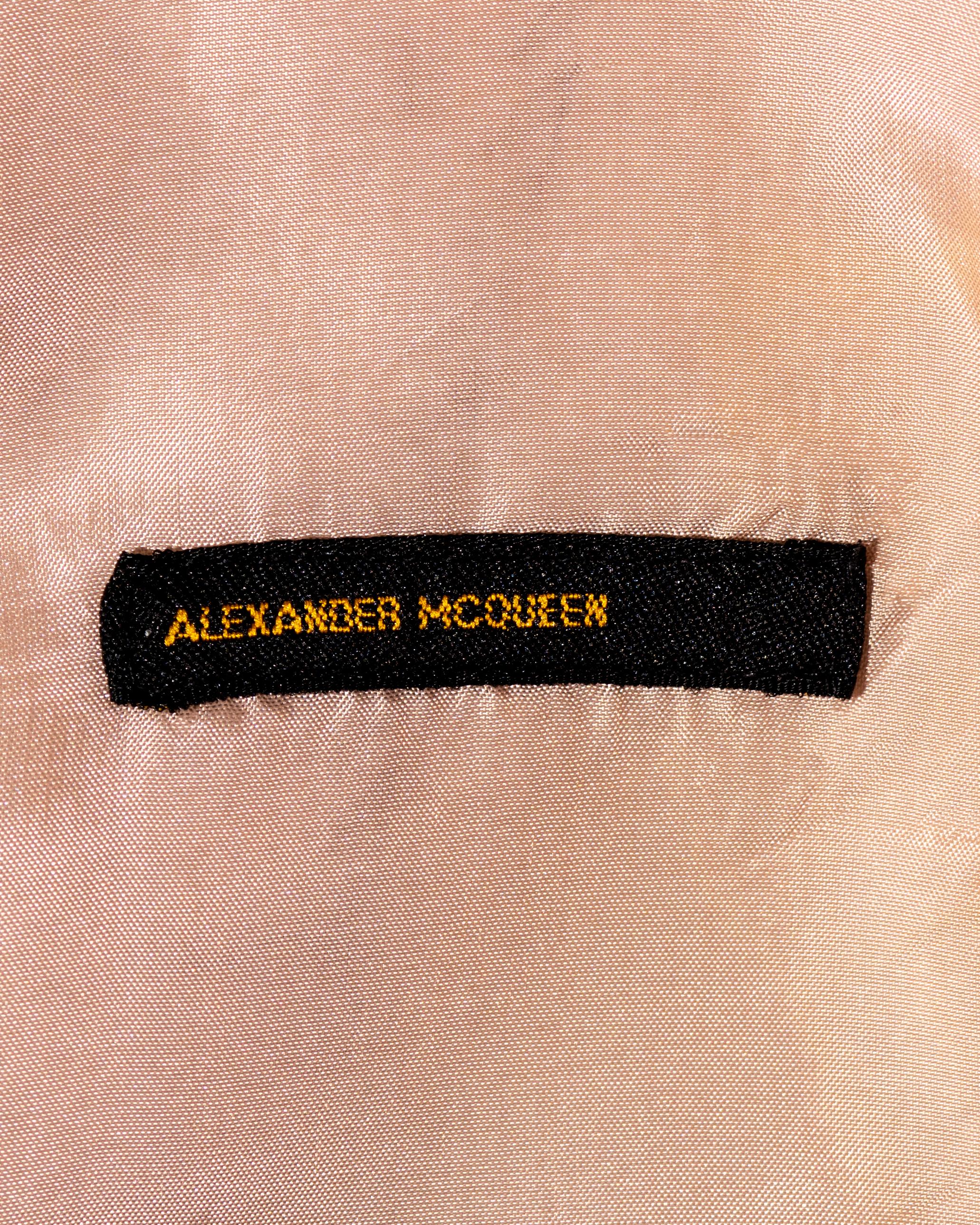 Alexander McQueen Principe di Galles, abito a quadretti con ricamo di rose, fw 1997 in vendita 7