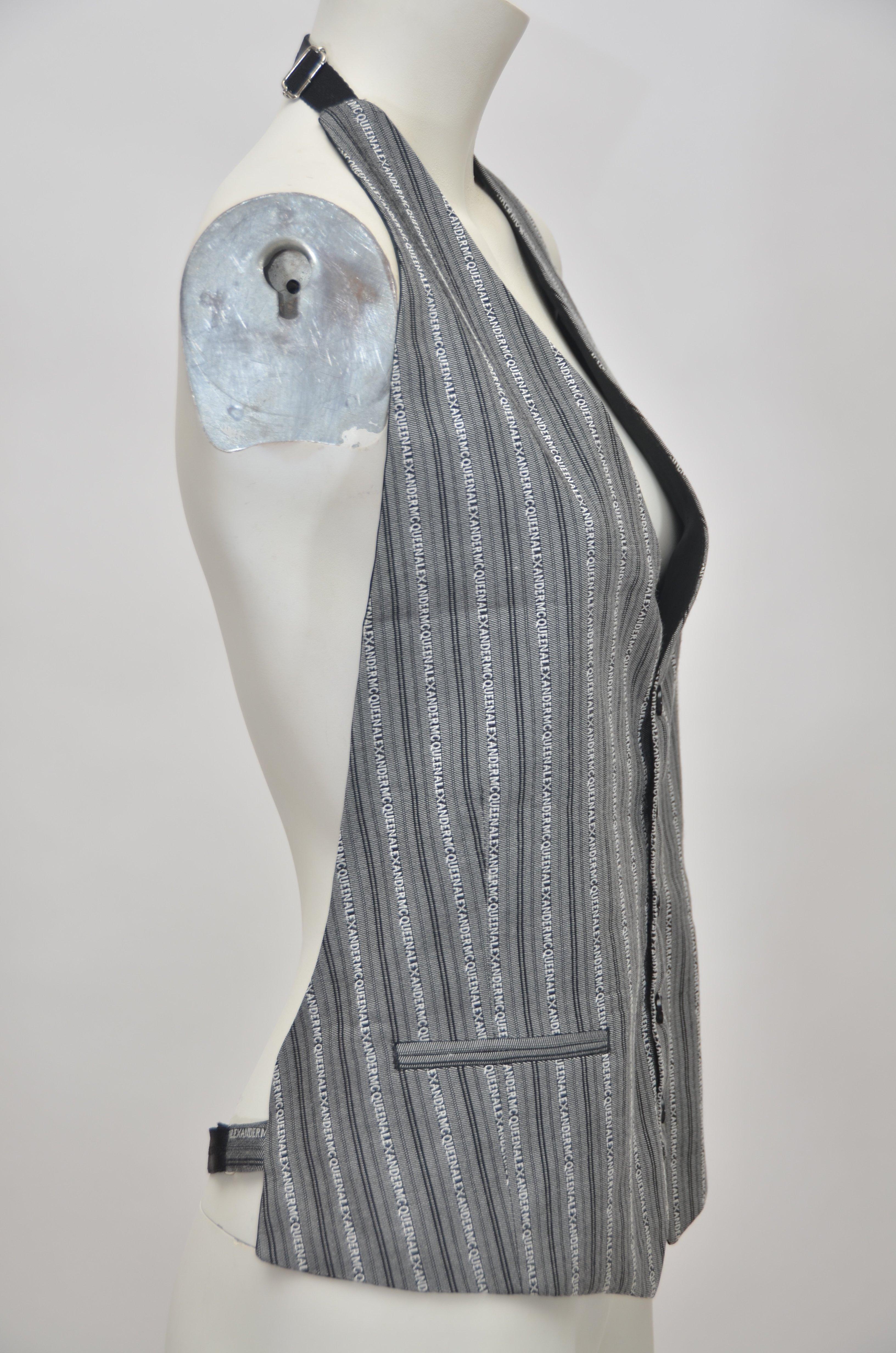 Alexander McQueen printed vintage vest
From 1990's
Very good condition.
FINAL SALE.