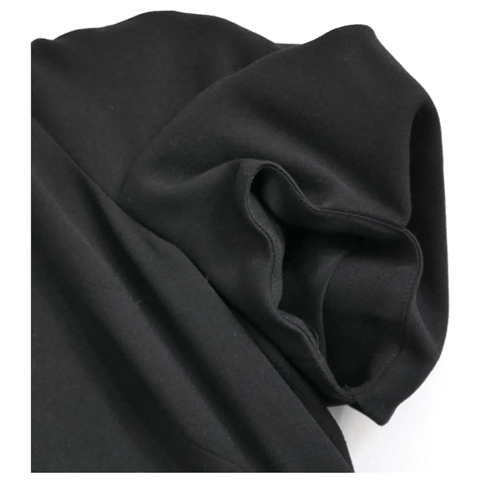 Superbe robe noire Alexander McQueen - neuve avec étiquettes. Confectionné en laine noire douce et doublé de soie mélangée, il est magnifiquement taillé avec des manches bouffantes volumineuses et des épaules torsadées. Fermeture éclair au dos.
