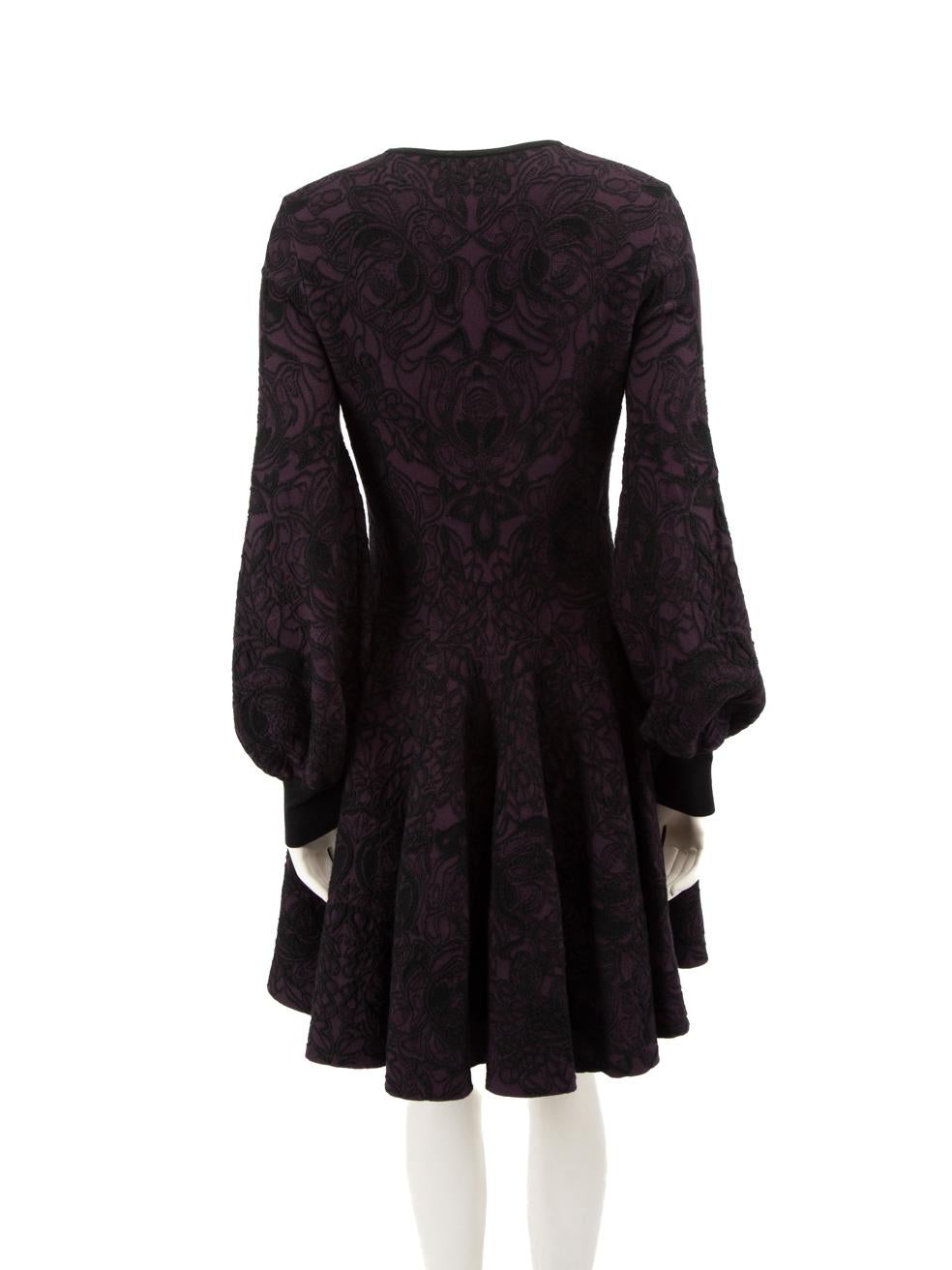 Alexander McQueen Lila Abstraktes Jacquard-Kleid Größe L (Schwarz) im Angebot