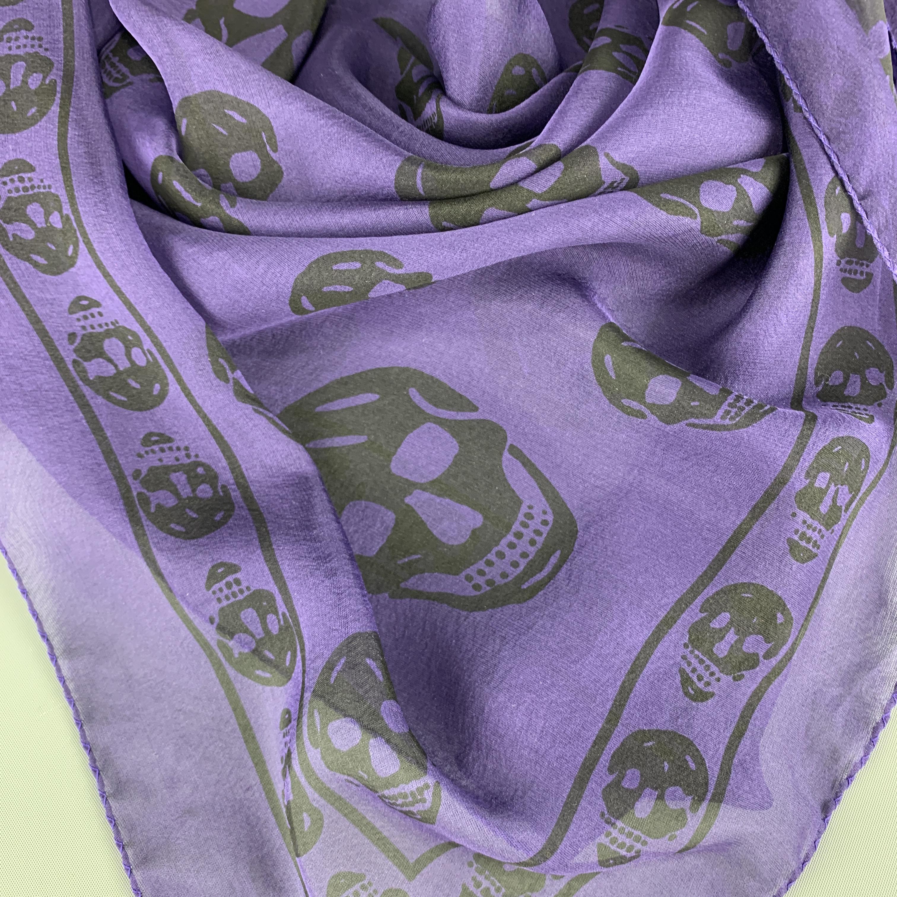 ALEXANDER MCQUEEN scarf comes in purple silk chiffon with signature black skulls print throughout. Made in Italy.

Excellent Pre-Owned Condition.

40 x 46 in.