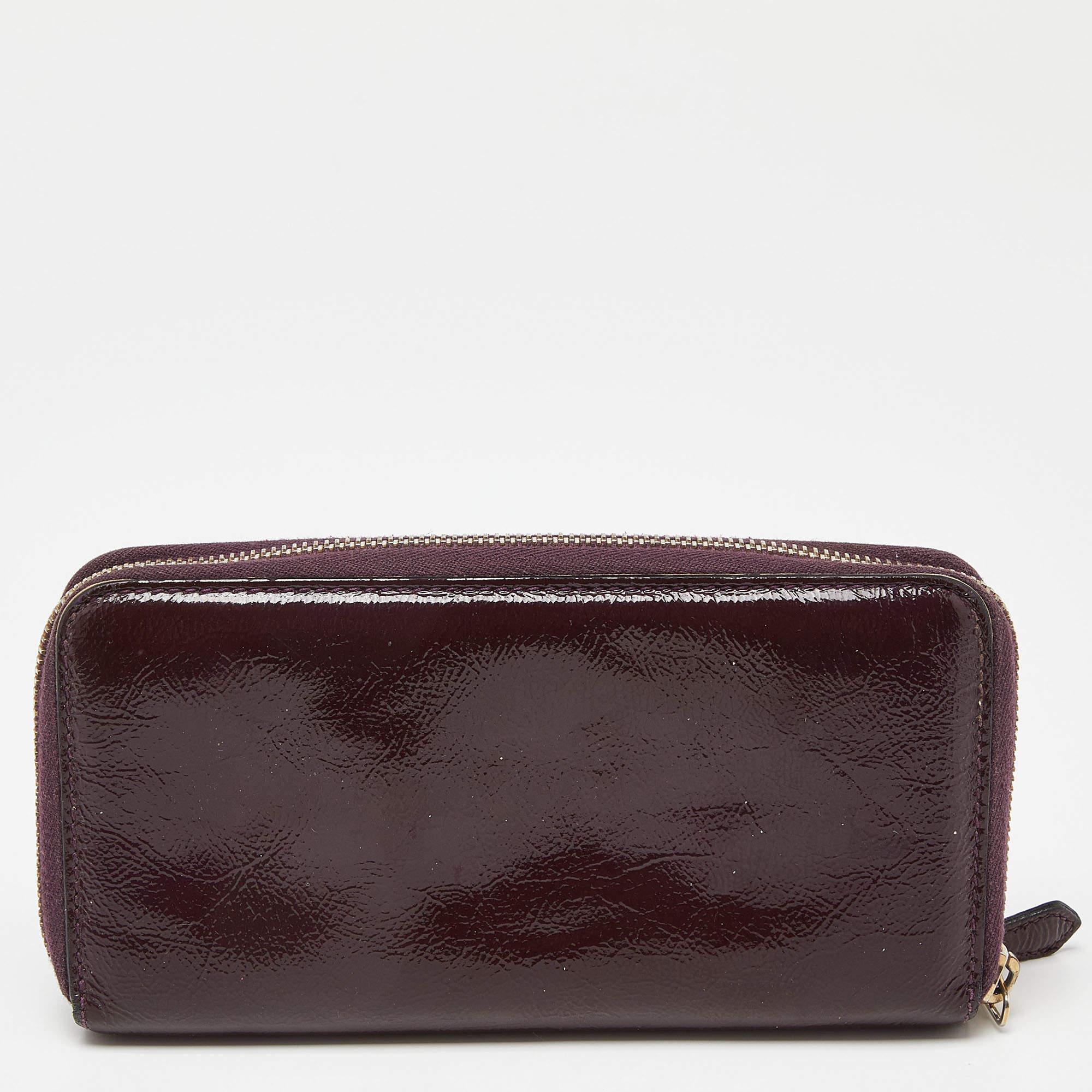 Alexander McQueen Purple Patent Leather Zip Around Wallet In Good Condition For Sale In Dubai, Al Qouz 2