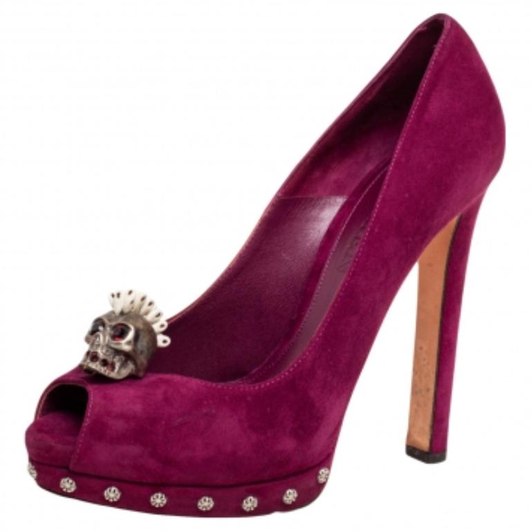 Rouge Alexander McQueen escarpins en daim violet ornés d'un crâne à bout ouvert, taille 38,5 en vente