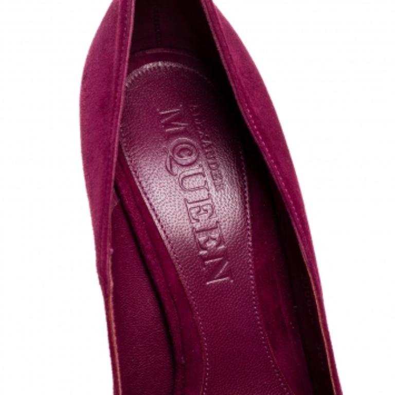 Alexander McQueen escarpins en daim violet ornés d'un crâne à bout ouvert, taille 38,5 Bon état - En vente à Dubai, Al Qouz 2
