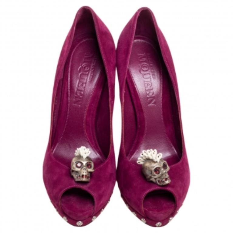 Alexander McQueen escarpins en daim violet ornés d'un crâne à bout ouvert, taille 38,5 Pour femmes en vente