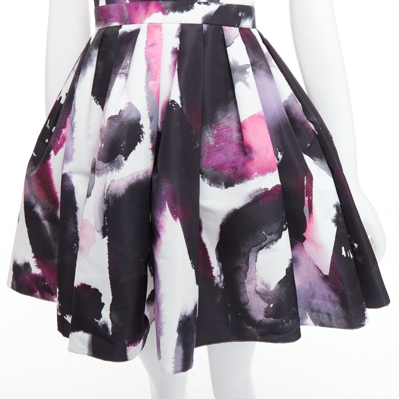ALEXANDER MCQUEEN 2022 purple watercolor Graffiti print flared short dress IT38 XS
Reference: AAWC/A01274
Brand: Alexander McQueen
Designer: Sarah Burton
Collection: 2022
Material: Polyester
Color: Purple, White
Pattern: Abstract
Closure: Zip
Extra