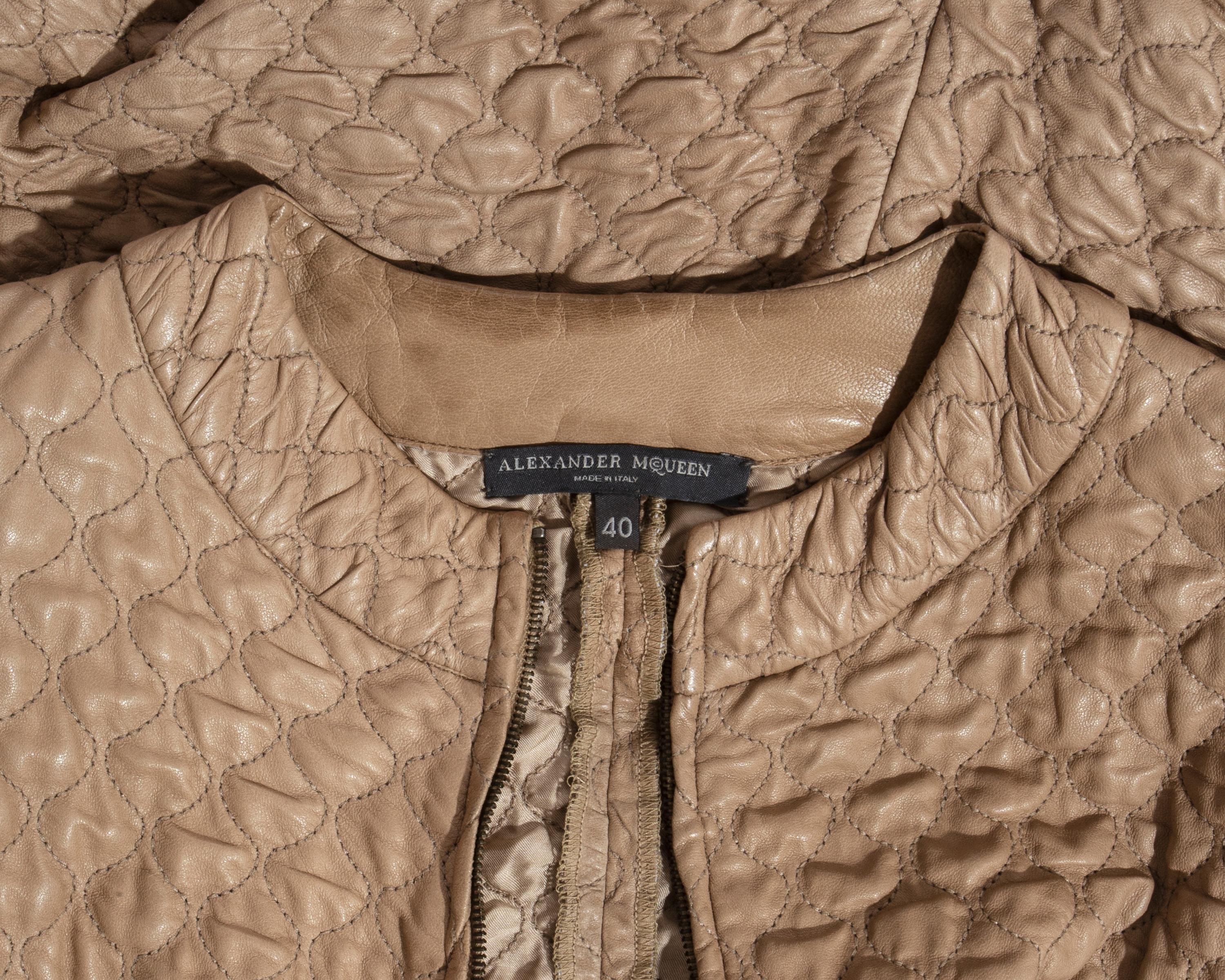 Combinaison Alexander McQueen en cuir matelassé couleur chair, automne-hiver 2004 en vente 4