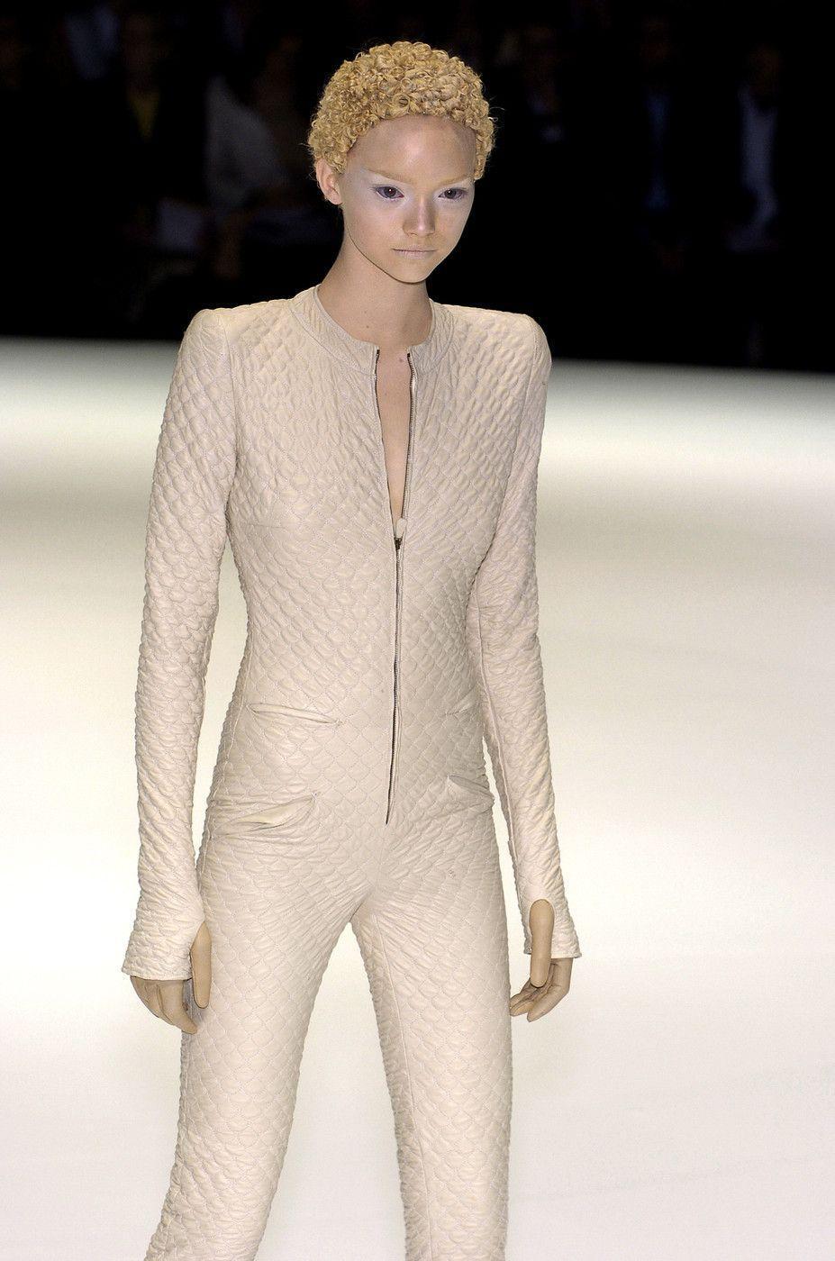 Gesteppter Jumpsuit aus nacktem Leder von Alexander McQueen, aus seiner F/W 2004 Kollektion 