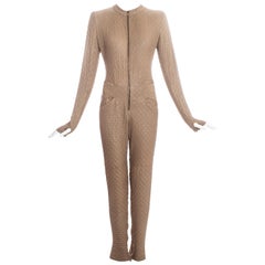 Alexander McQueen, tuta in pelle trapuntata color nudo, primavera 2004