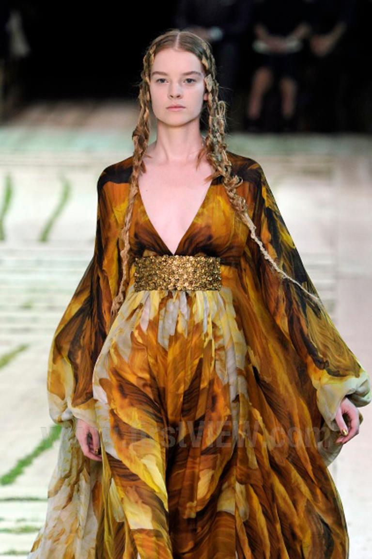 Marron Alexander McQueen Rare robe caftan de défilé  NWT en vente