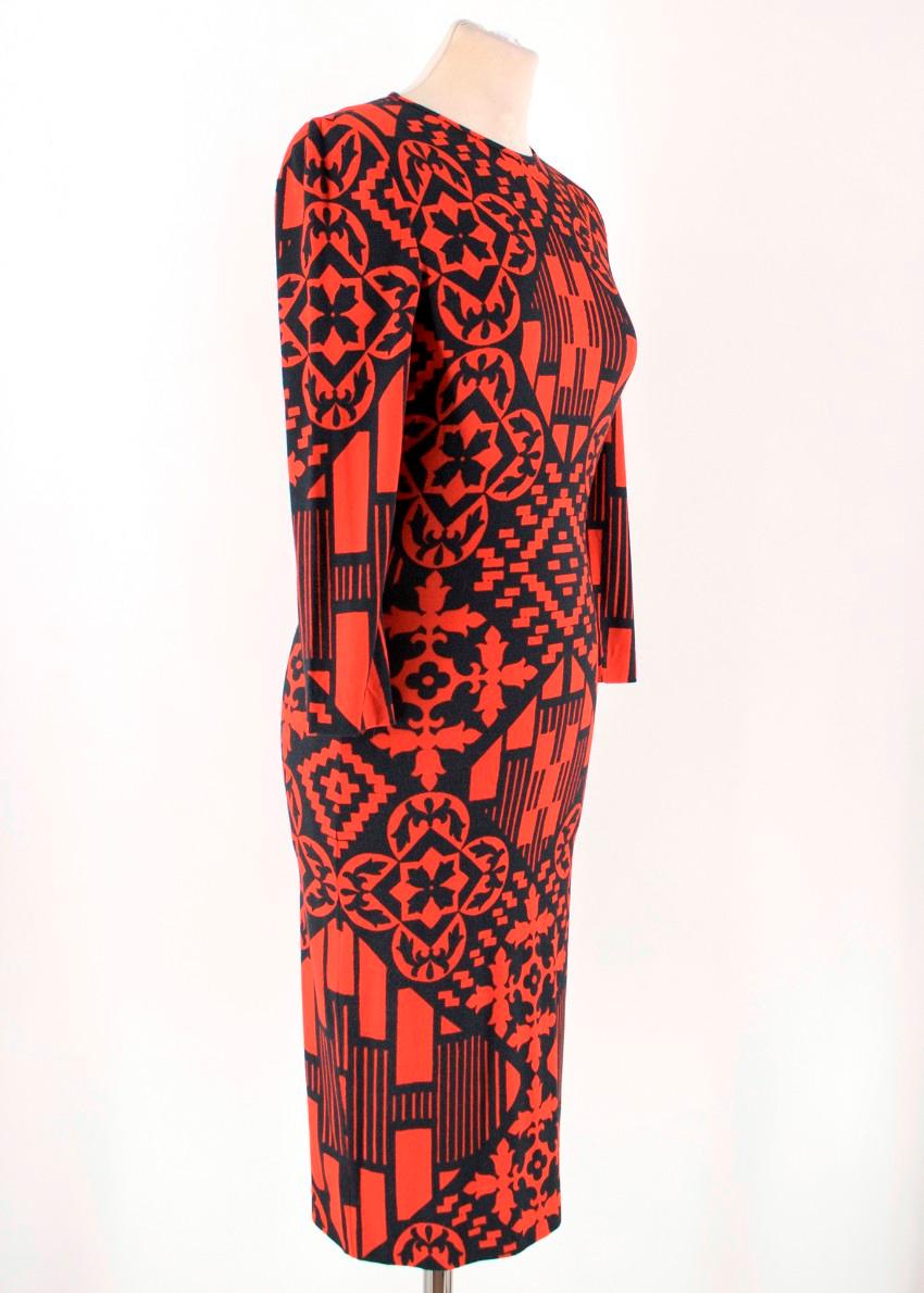 Alexander McQueen Red and Black Abstract Print Dress

-Red and black fitted dress
-Abstract pattern
-Zip closure
-Knee length with long sleeves

Please note, these items are pre-owned and may show signs of being stored even when unworn and unused.