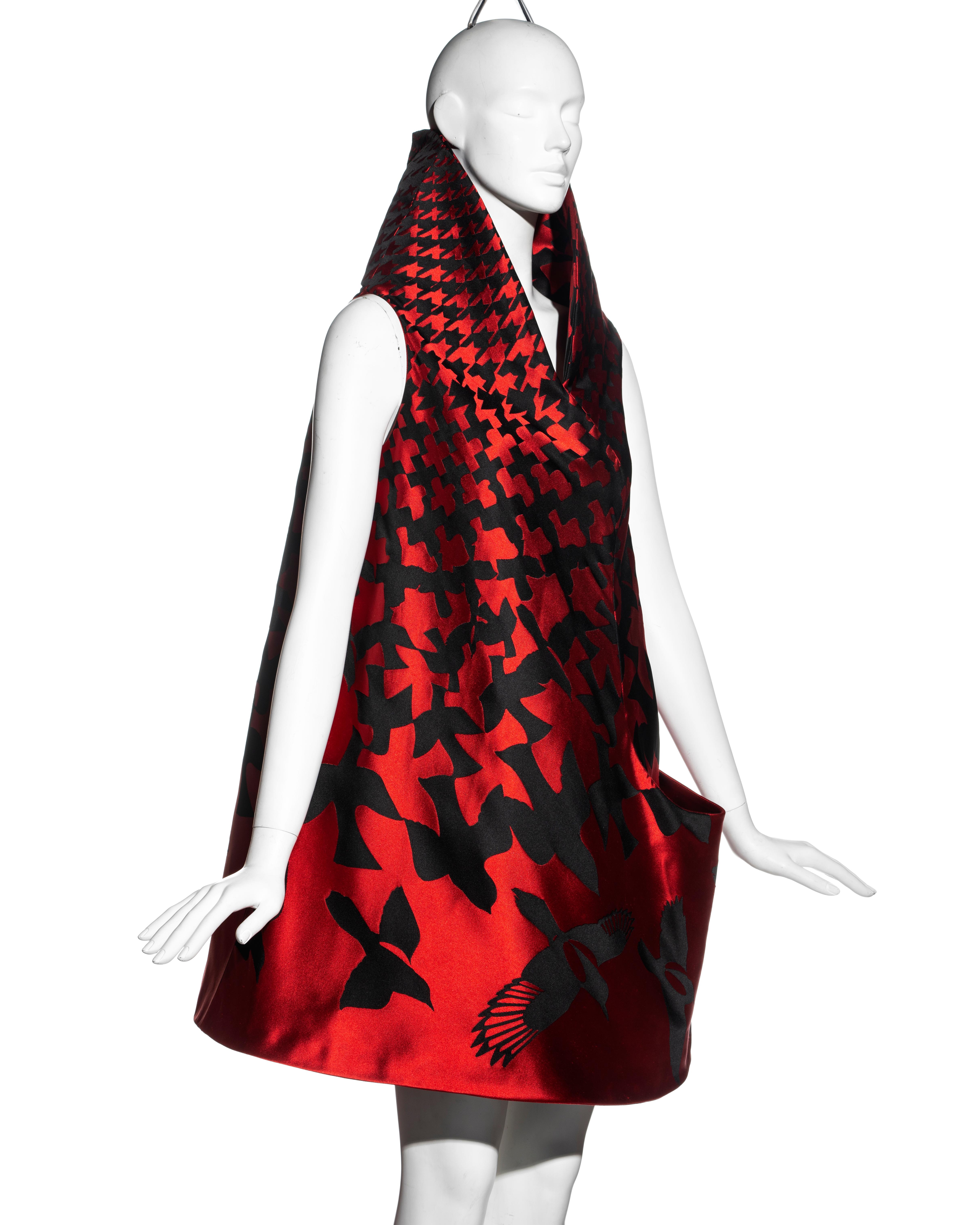 Alexander McQueen red and black silk jacquard a-line evening dress, fw 2009 3