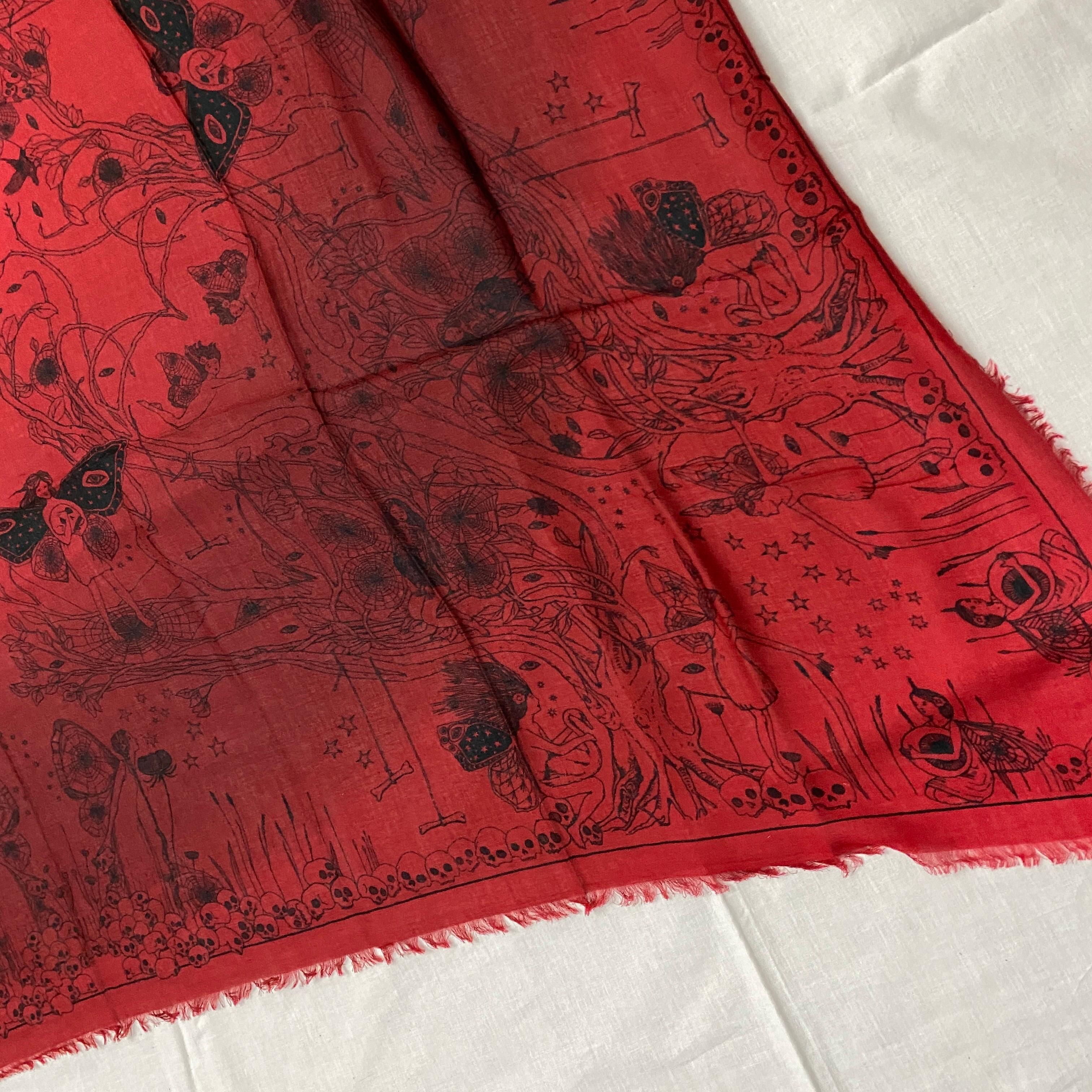 Foulard en soie rouge et noir Alexander McQueen avec motifs de fées des bois, fabriqué en Italie. Il est en parfait état
