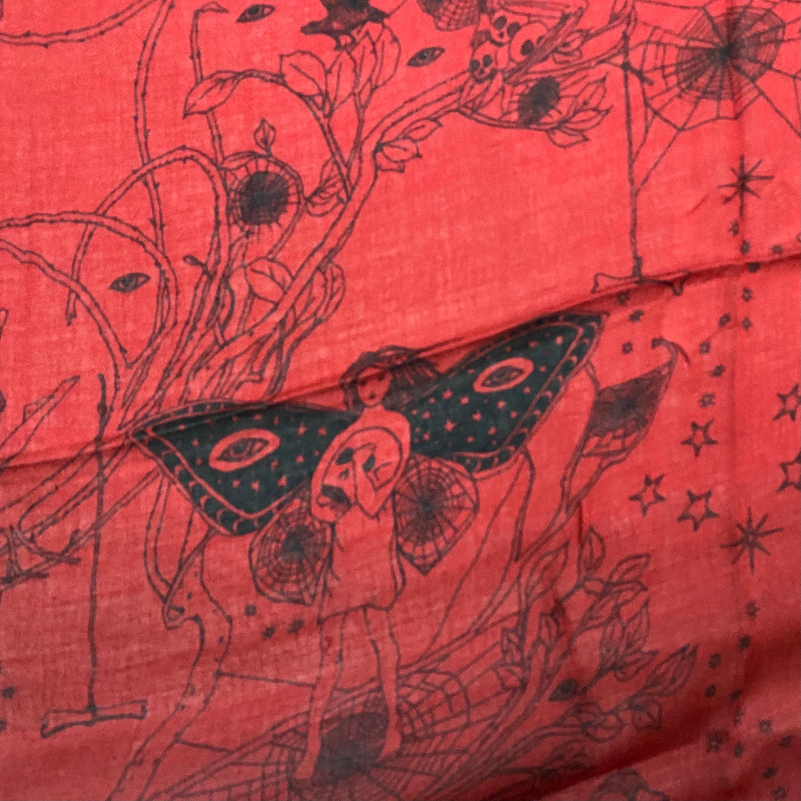 Alexander McQueen - Écharpe en soie rouge et noire avec motifs de fées des bois Bon état - En vente à Aci Castello, IT