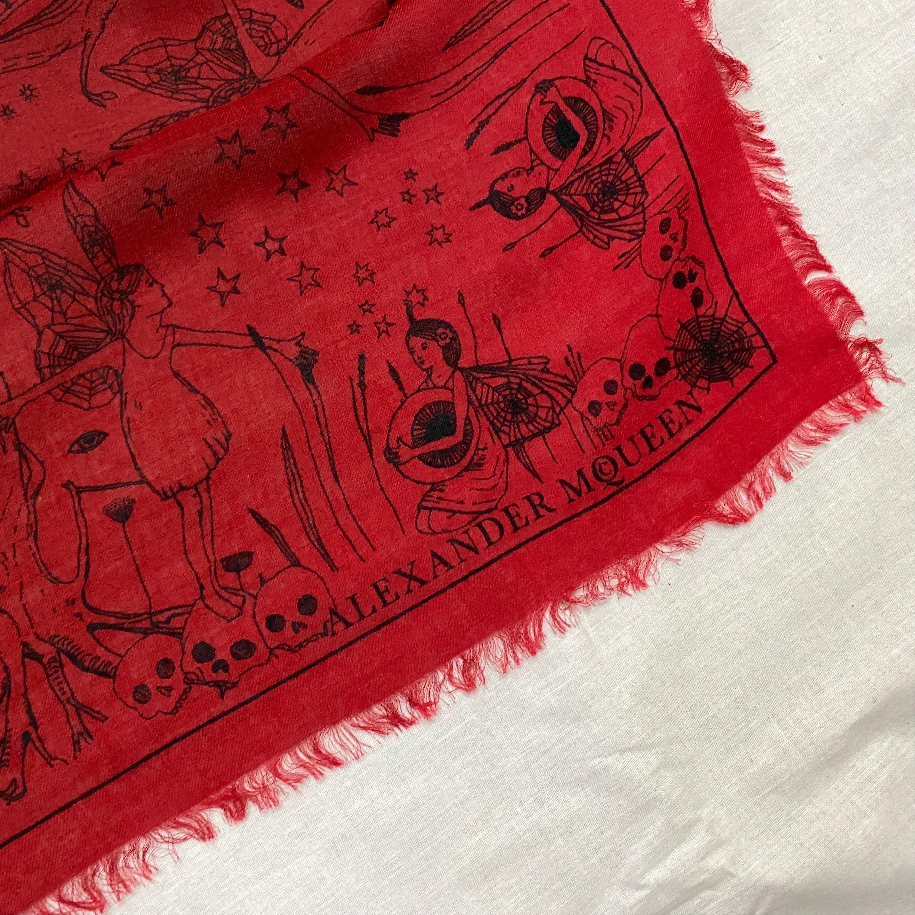 Alexander McQueen - Écharpe en soie rouge et noire avec motifs de fées des bois Pour femmes en vente