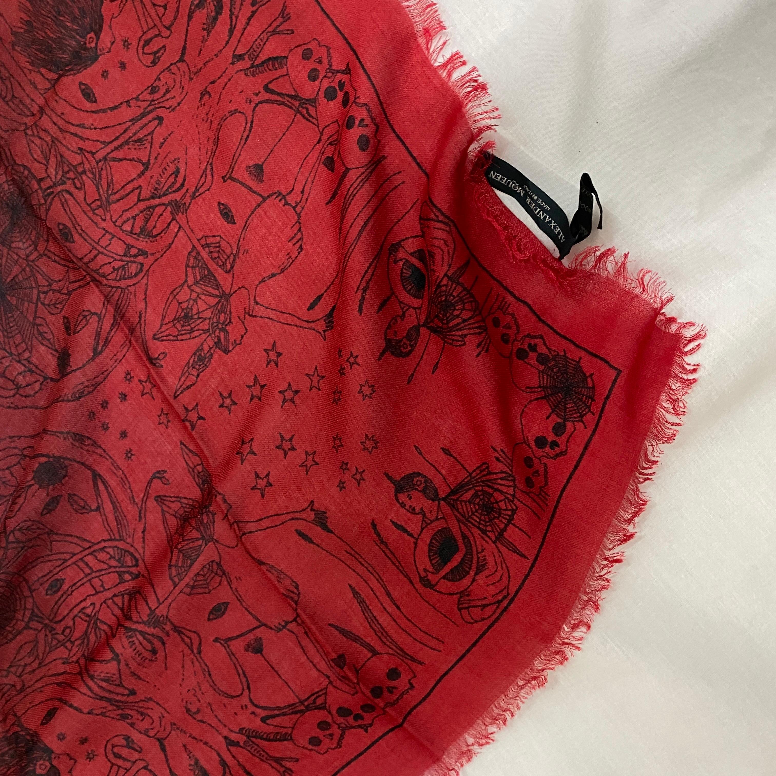 Alexander McQueen - Écharpe en soie rouge et noire avec motifs de fées des bois en vente 2