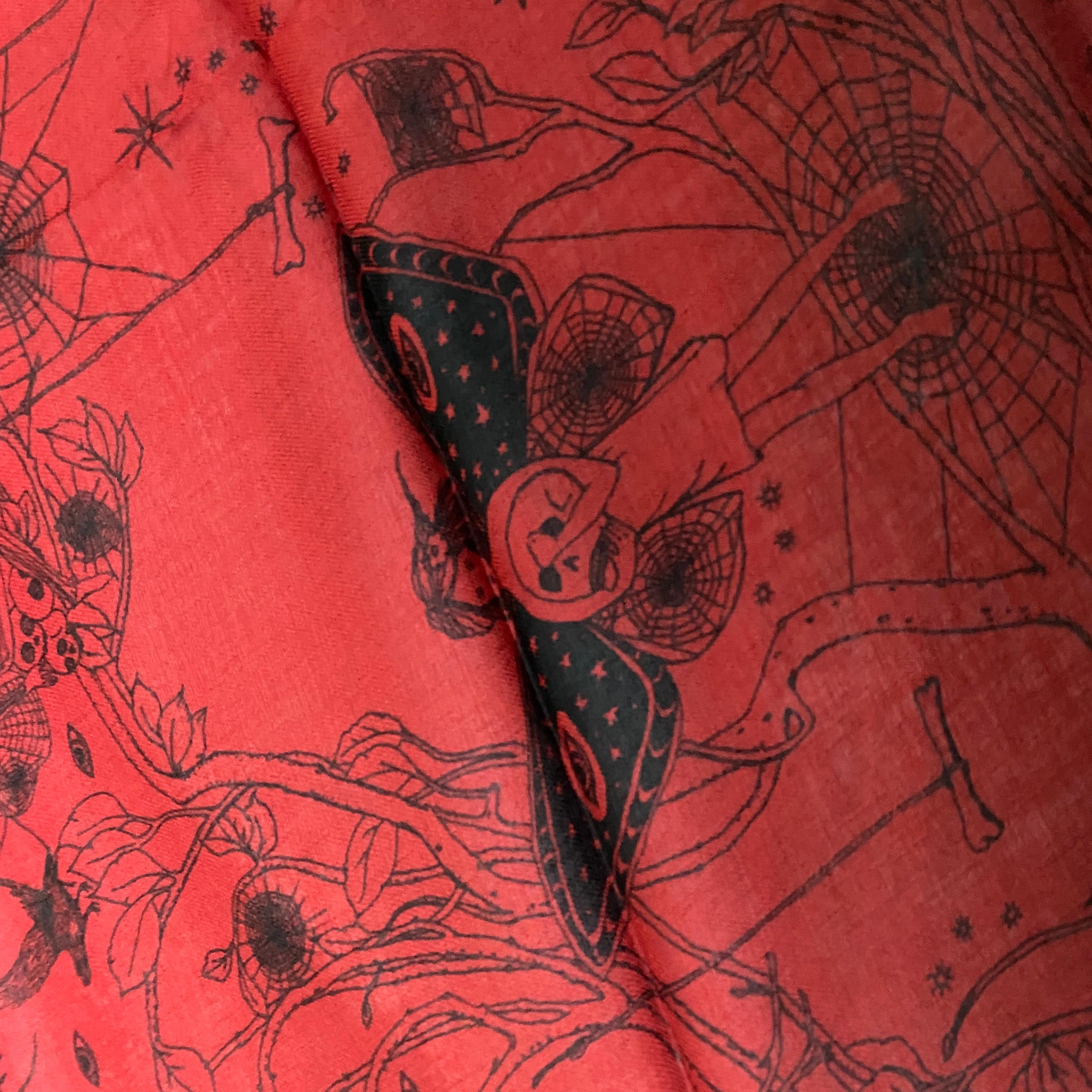 Alexander McQueen - Écharpe en soie rouge et noire avec motifs de fées des bois en vente 3