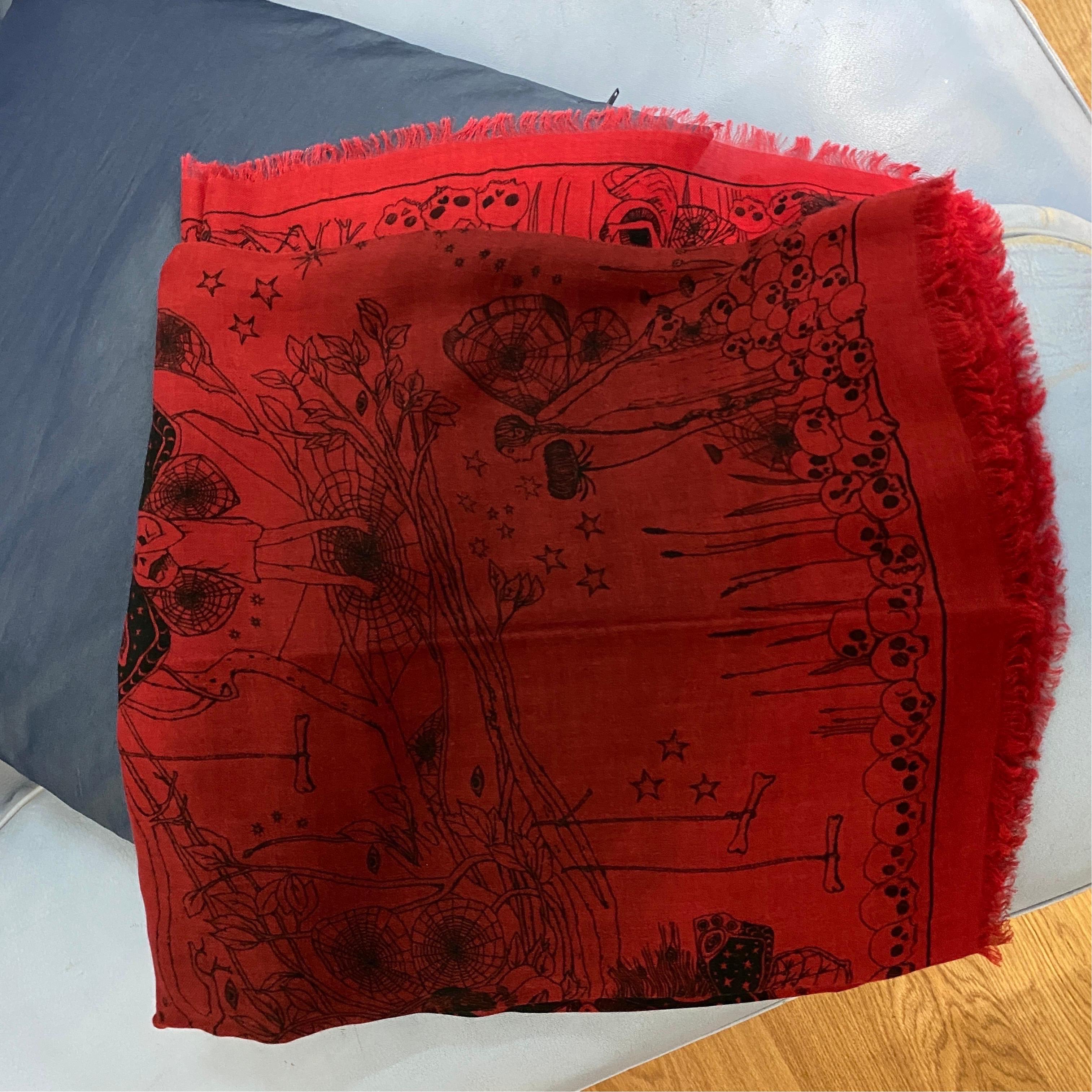 Alexander McQueen - Écharpe en soie rouge et noire avec motifs de fées des bois en vente 4