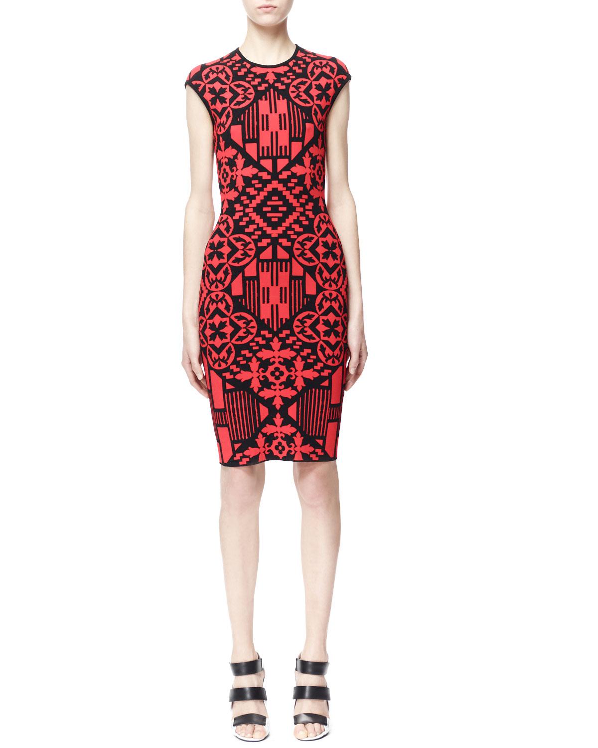 

Alexander McQueen Red Black Digital Damask Patchwork Jacquard Brick Dress Sheath Mini Vintage 90's Robe Evening Party Cocktail Dress

Original Bicolor Printed Alexander McQueen Dress. Made of printed fabric in red and black. The fitted model has a