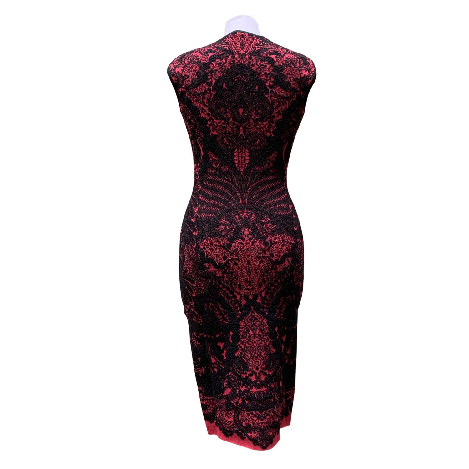 Beautiful Cocktail dress Alexander McQueen. Crafted of a wool blend stretch fabric in red and black color. Intarsia lace pattern. Cap sleeves and crew neckline. Bodycon fir. Unlined. Composition: 52% wool, 41% Modal, 7% polyester. Size : Small (The