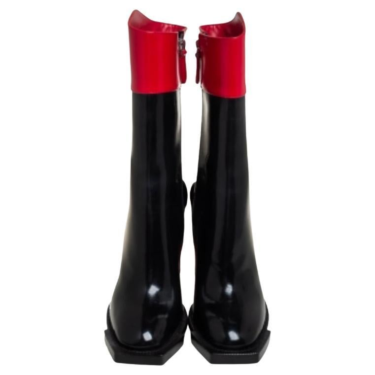 Make a style statement every time you wear these trendy patent leather boots. These trendy boots are designed in a calf-length silhouette with round toes and zip fastenings. Set fashion rules of your own with these Alexander McQueen boots which