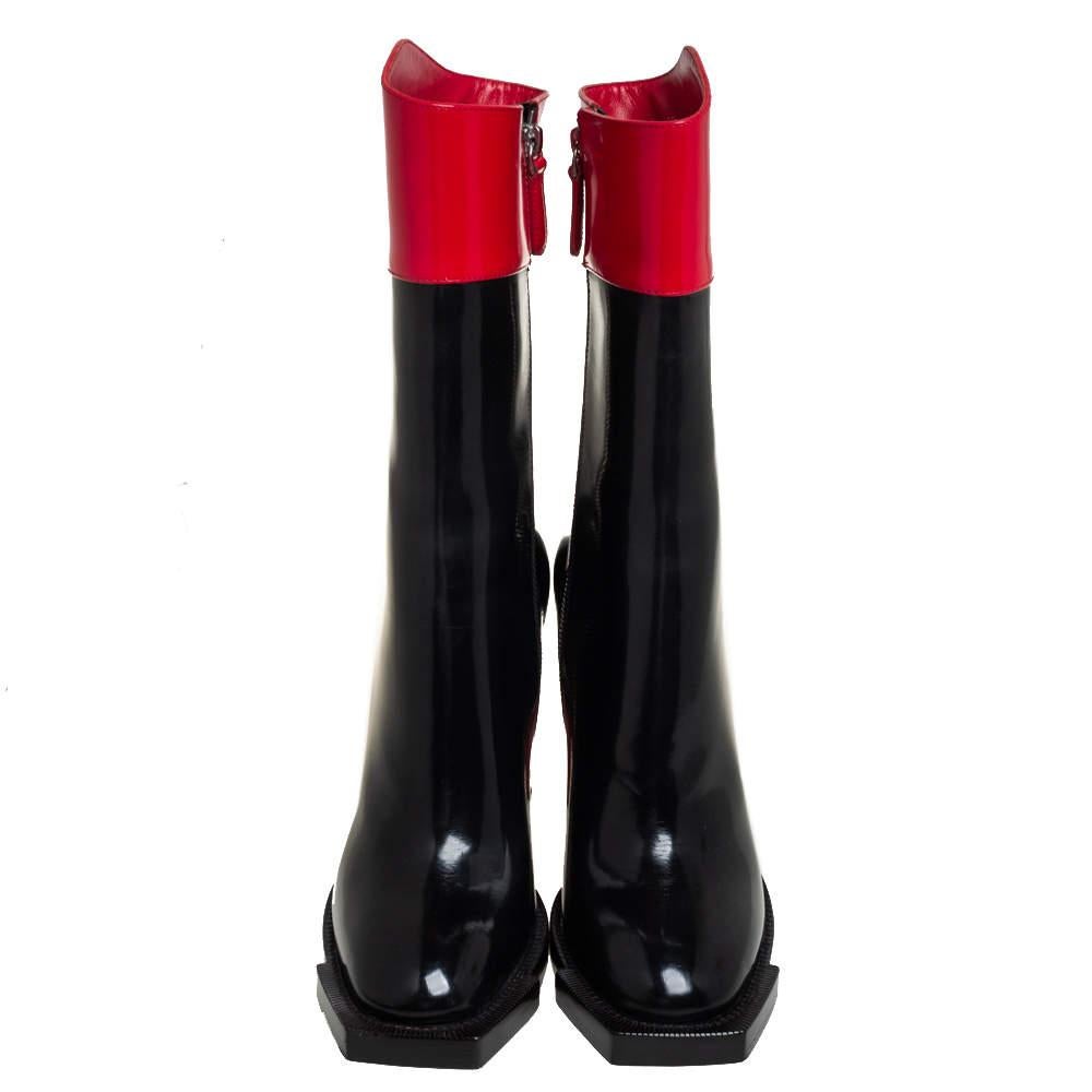 Make a style statement every time you wear these trendy patent leather boots. These trendy boots are designed in a calf-length silhouette with round toes and zip fastenings. Set fashion rules of your own with these Alexander McQueen boots which