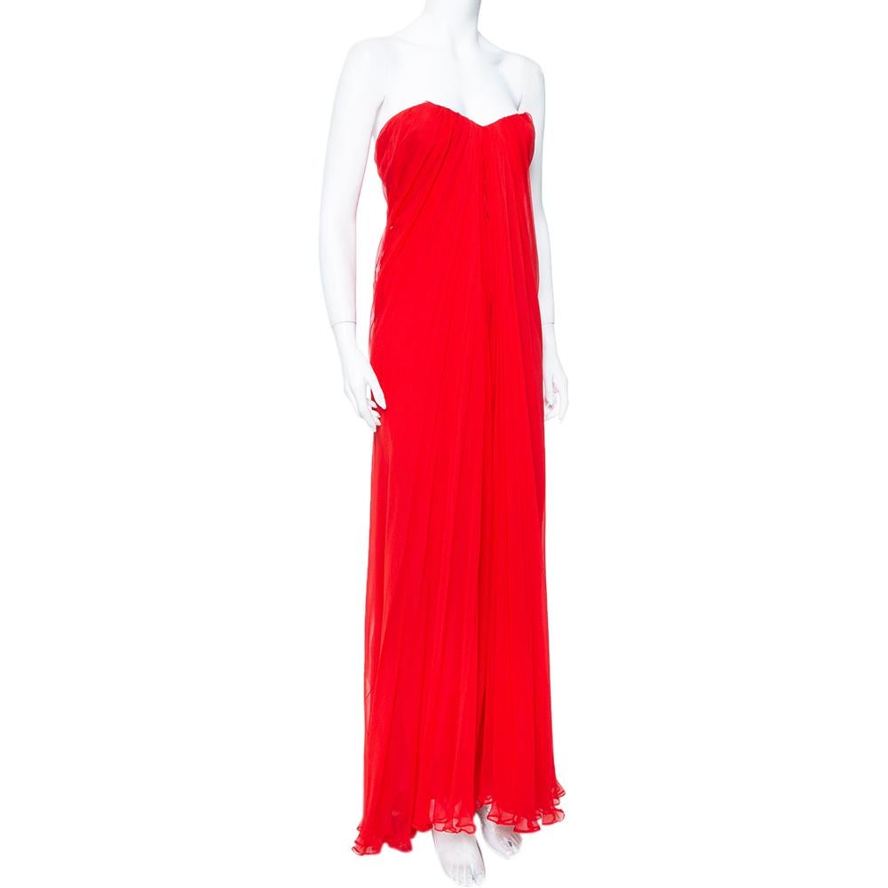 This elegant gown from the house of Alexander McQueen is waiting to make you look like a diva. It is beautifully crafted from chiffon silk. From the strapless silhouette to the gathered body, it has been designed to deliver movement. The bright red