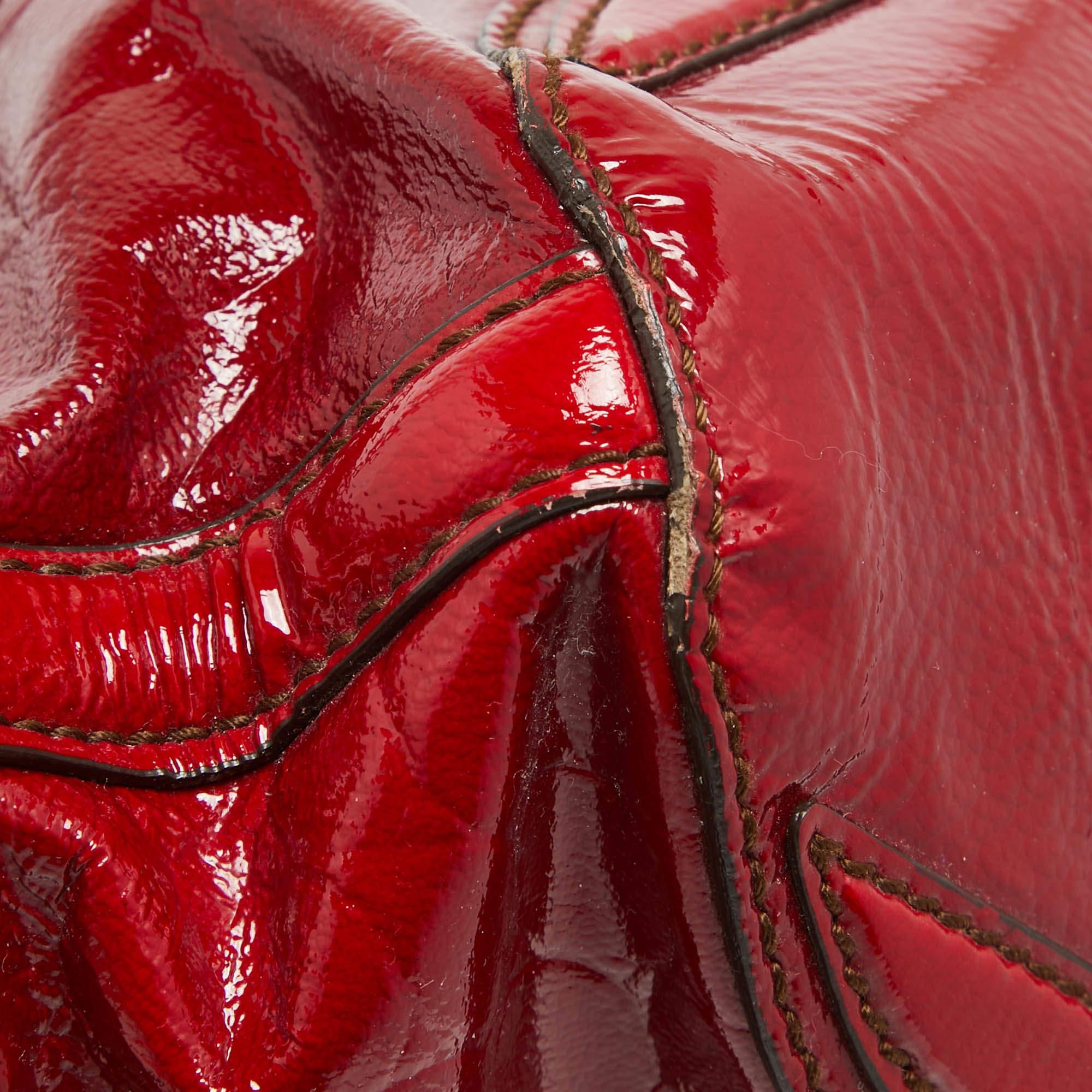 Alexander McQueen Bolso Flapper Novak de charol rojo con cocodrilo en relieve 7