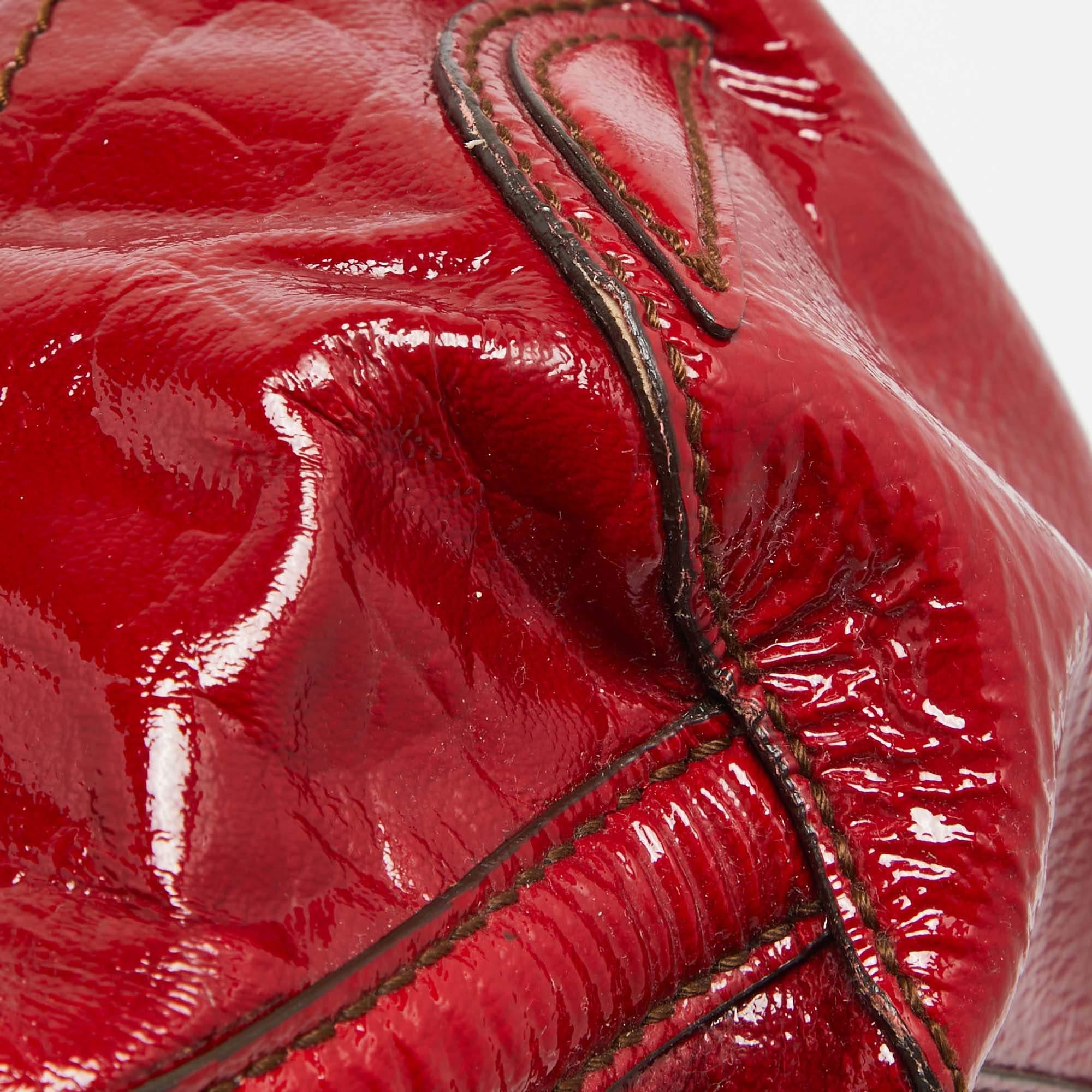 Alexander McQueen Bolso Flapper Novak de charol rojo con cocodrilo en relieve 8