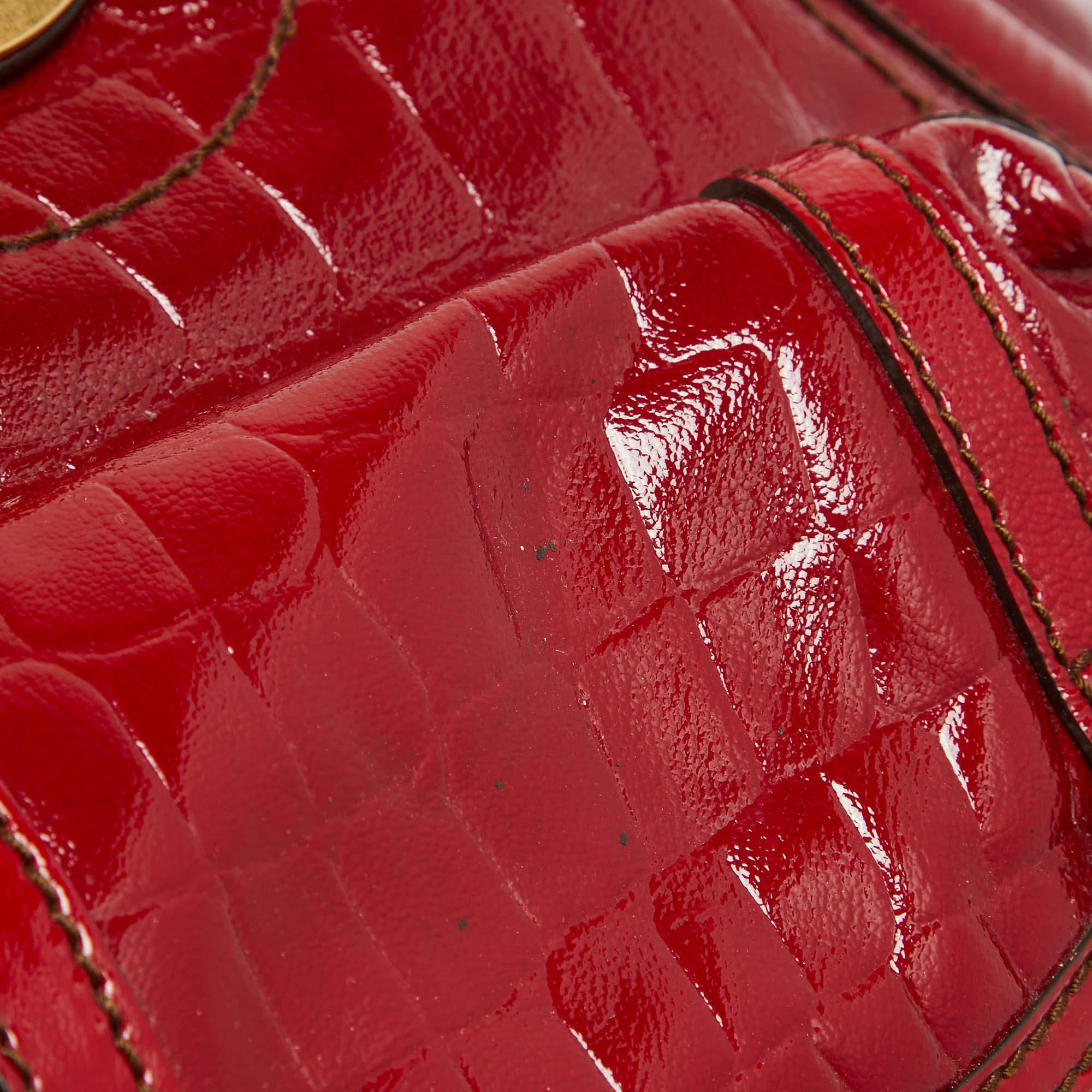 Alexander McQueen Bolso Flapper Novak de charol rojo con cocodrilo en relieve 9