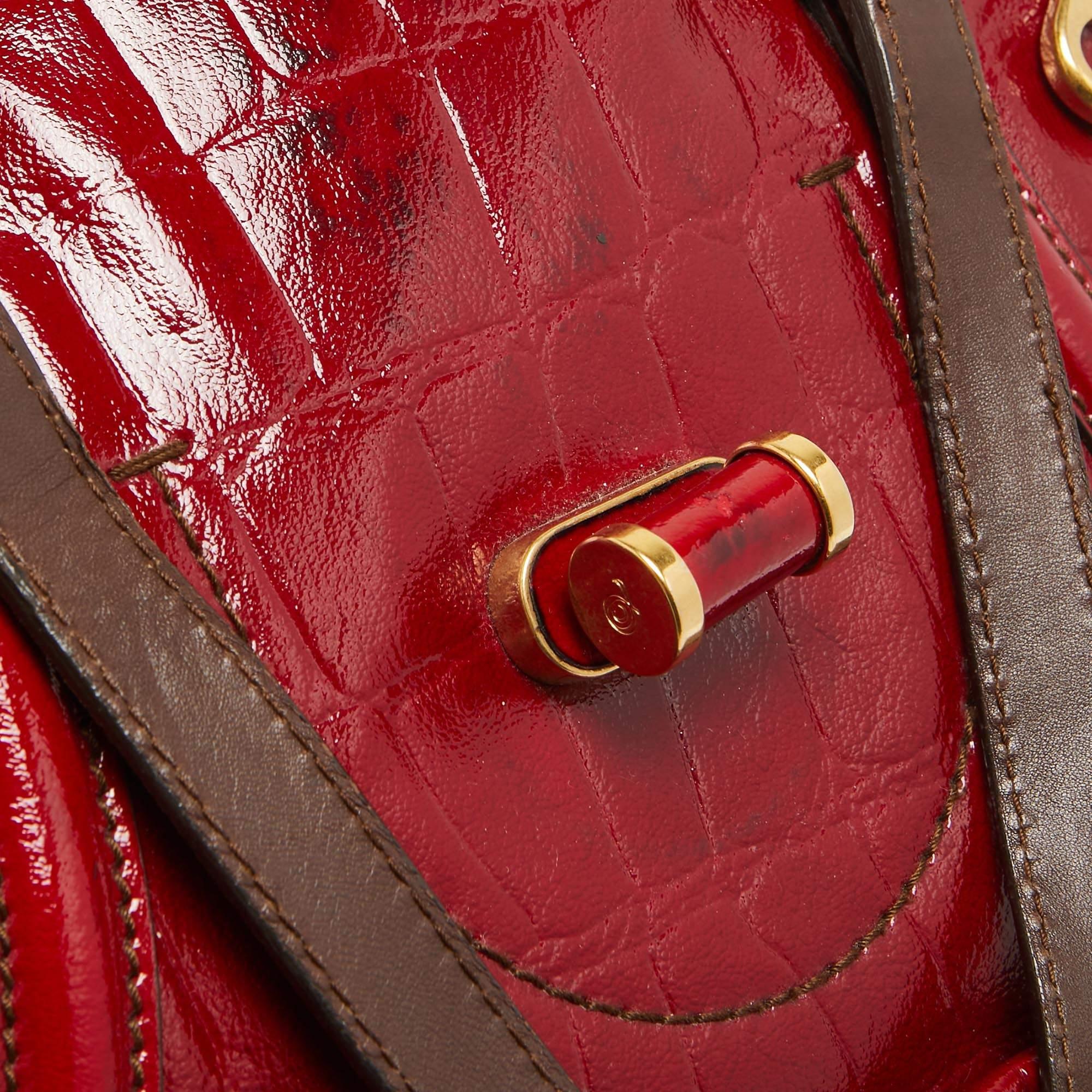 Alexander McQueen Bolso Flapper Novak de charol rojo con cocodrilo en relieve 11