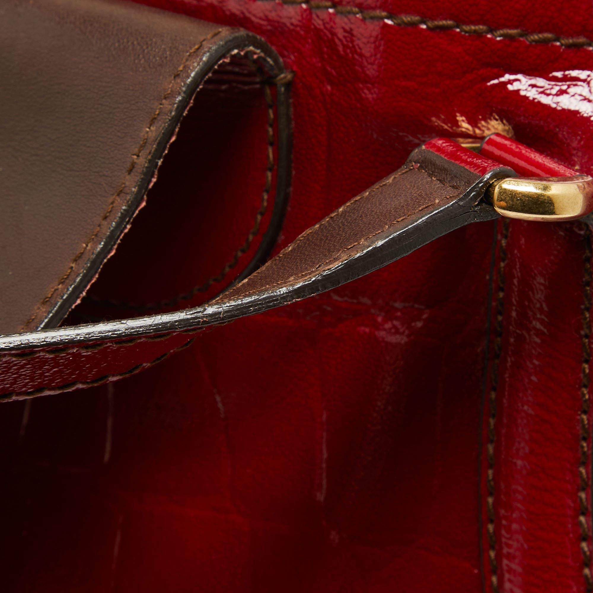 Alexander McQueen Bolso Flapper Novak de charol rojo con cocodrilo en relieve 12
