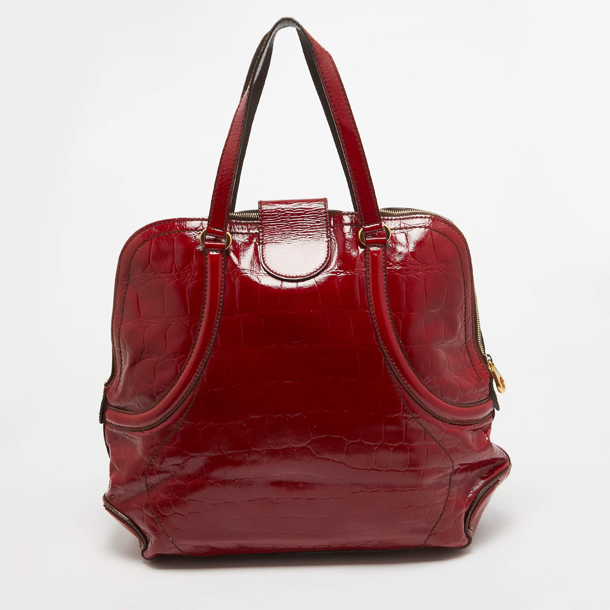 Funcionales y elegantes, las colecciones de esta marca de diseño capturan la delicadeza elegante y sin esfuerzo de la mujer moderna. Fabricado con materiales de calidad, este elegante bolso es fácil de llevar y en él caben tus objetos cotidianos sin