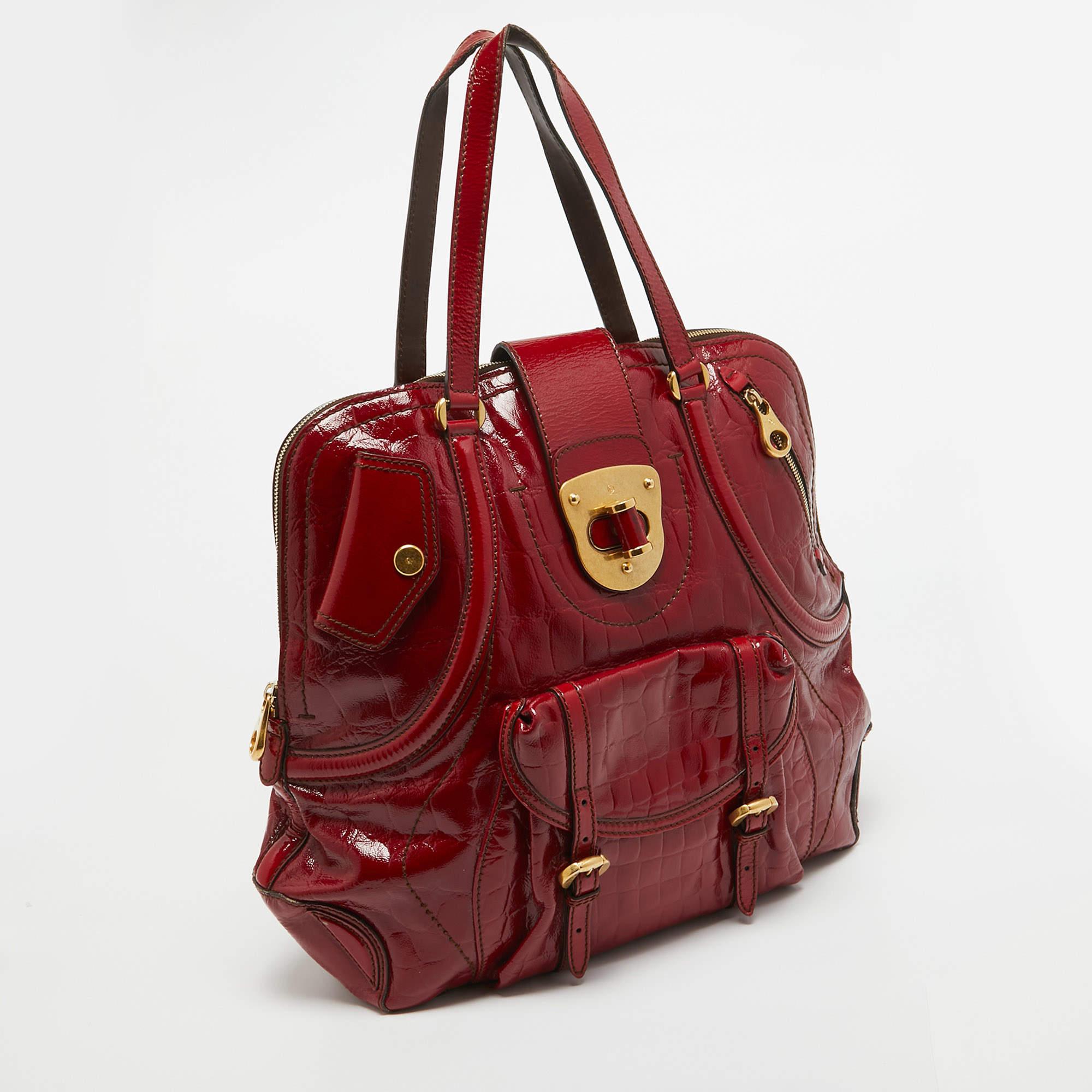 Alexander McQueen Bolso Flapper Novak de charol rojo con cocodrilo en relieve en Bueno Estado en Dubai, Al Qouz 2