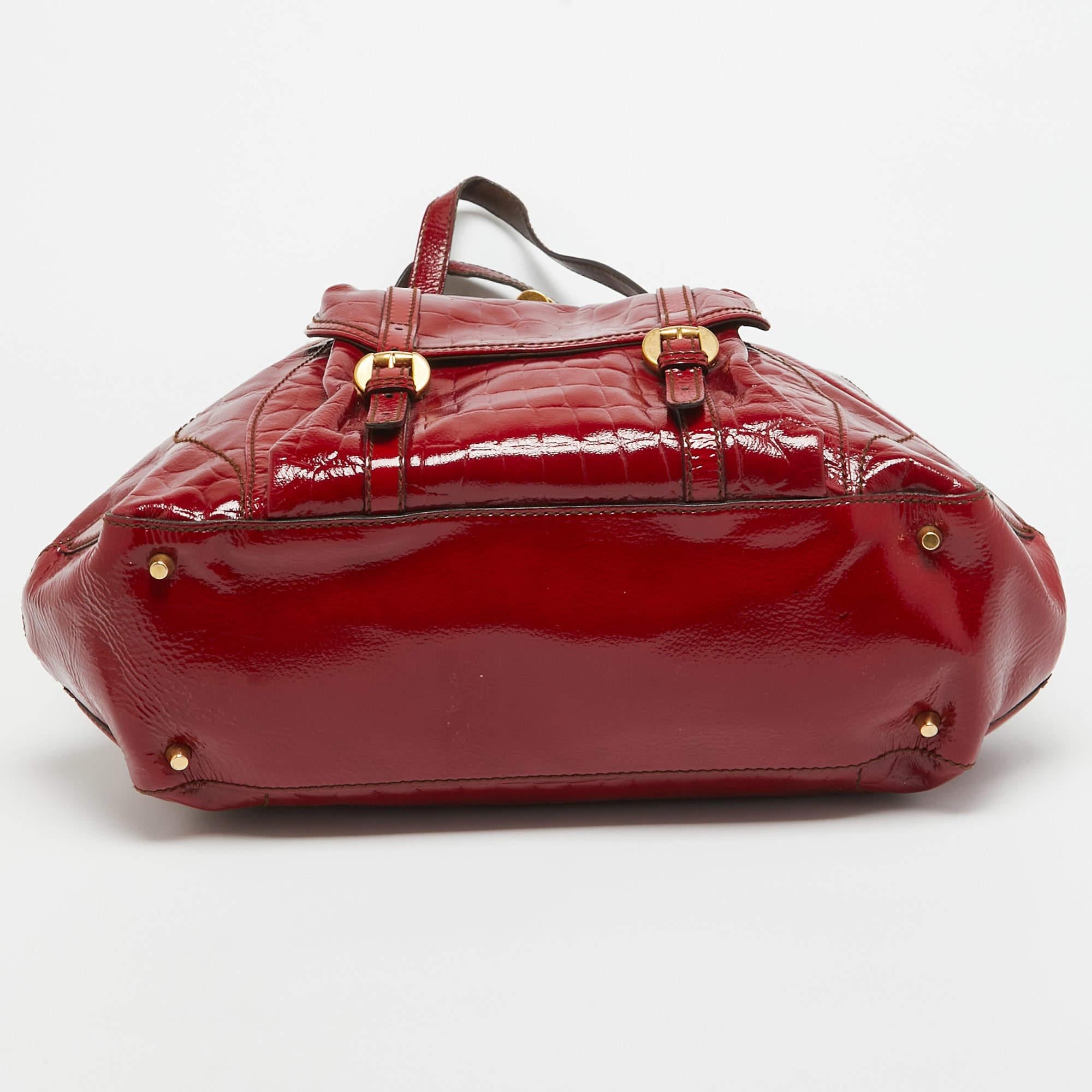 De las mujeres Alexander McQueen Bolso Flapper Novak de charol rojo con cocodrilo en relieve