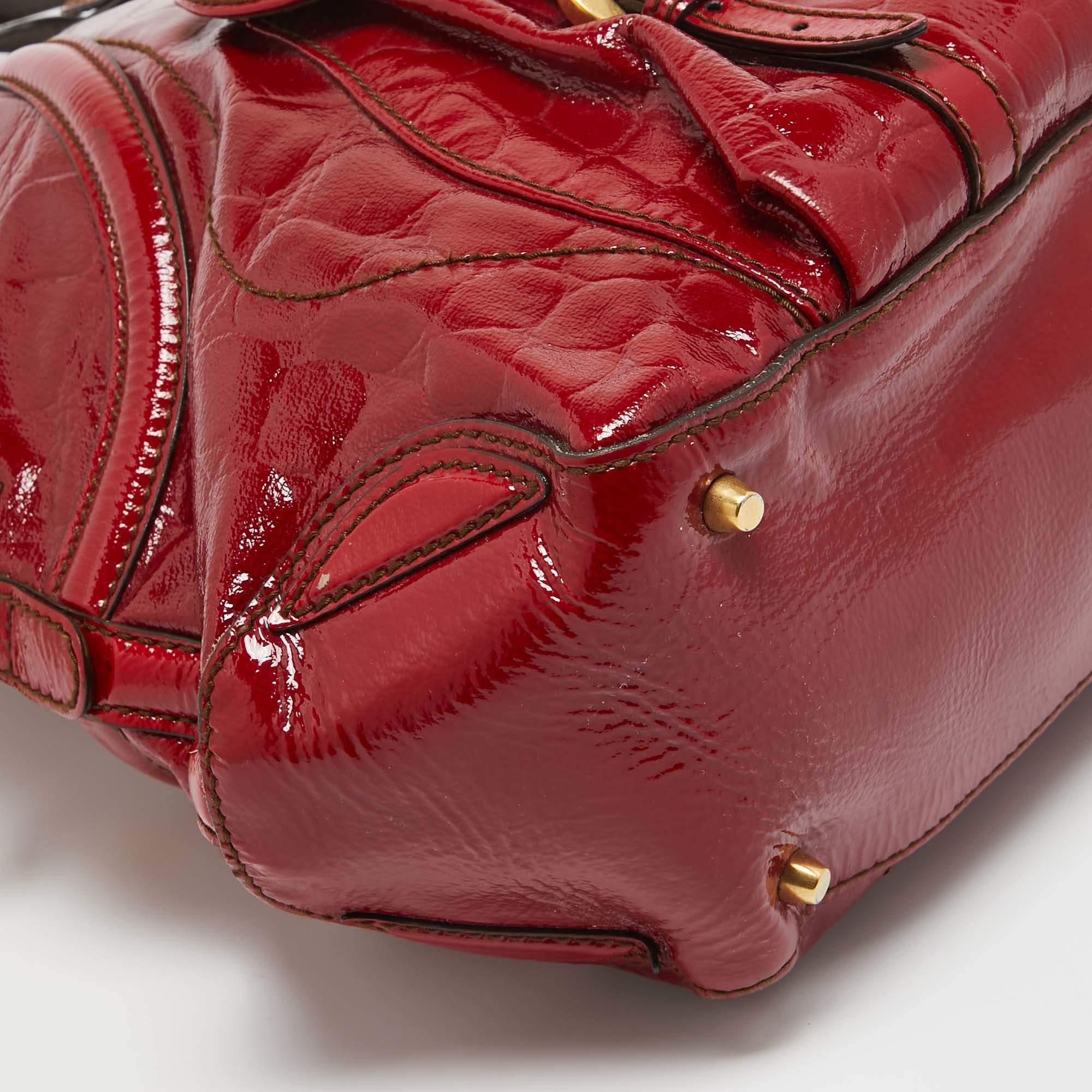 Alexander McQueen Bolso Flapper Novak de charol rojo con cocodrilo en relieve 1