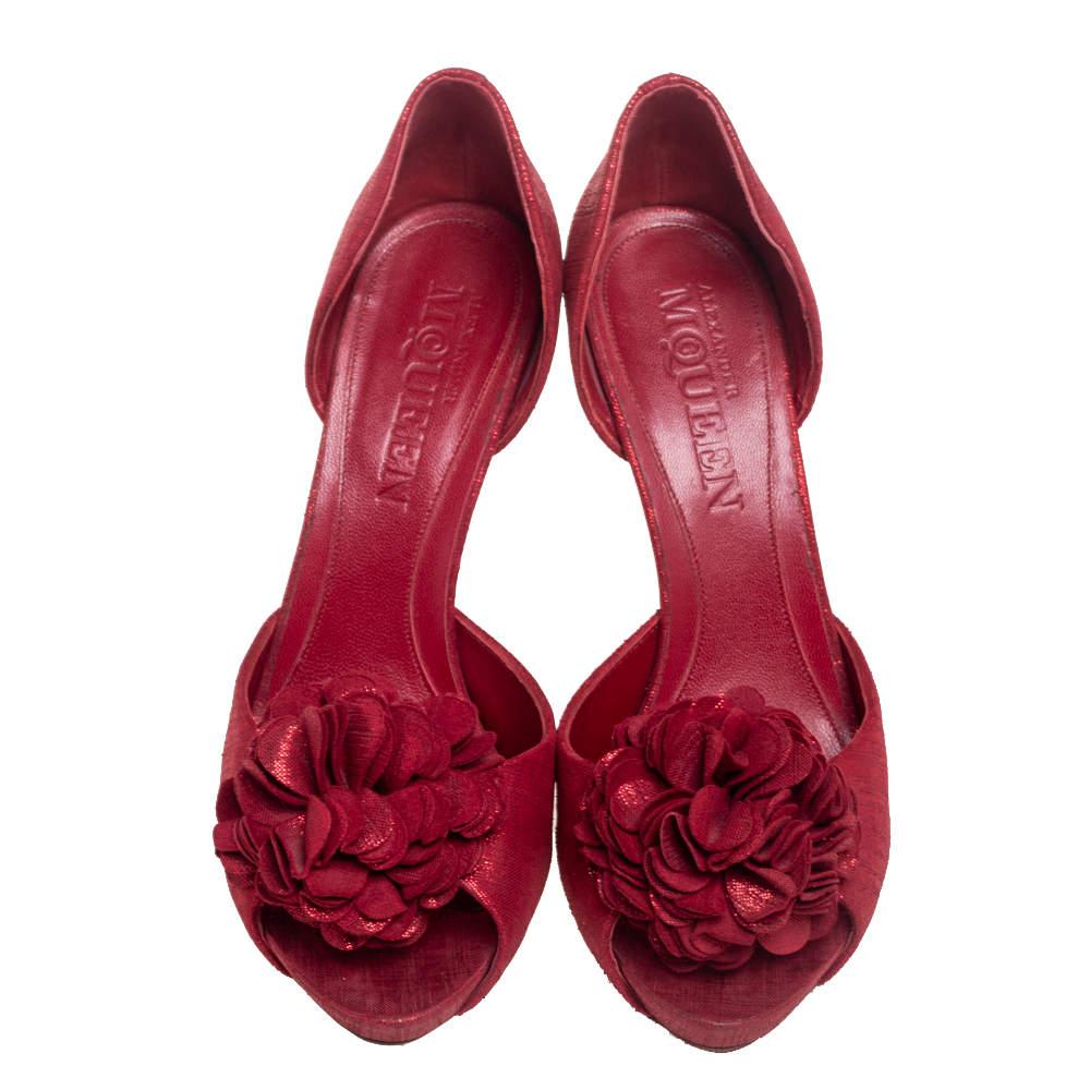 Alexander McQueen Red Fabric Floral Corsage Pumps Size 40 In Fair Condition In Dubai, Al Qouz 2