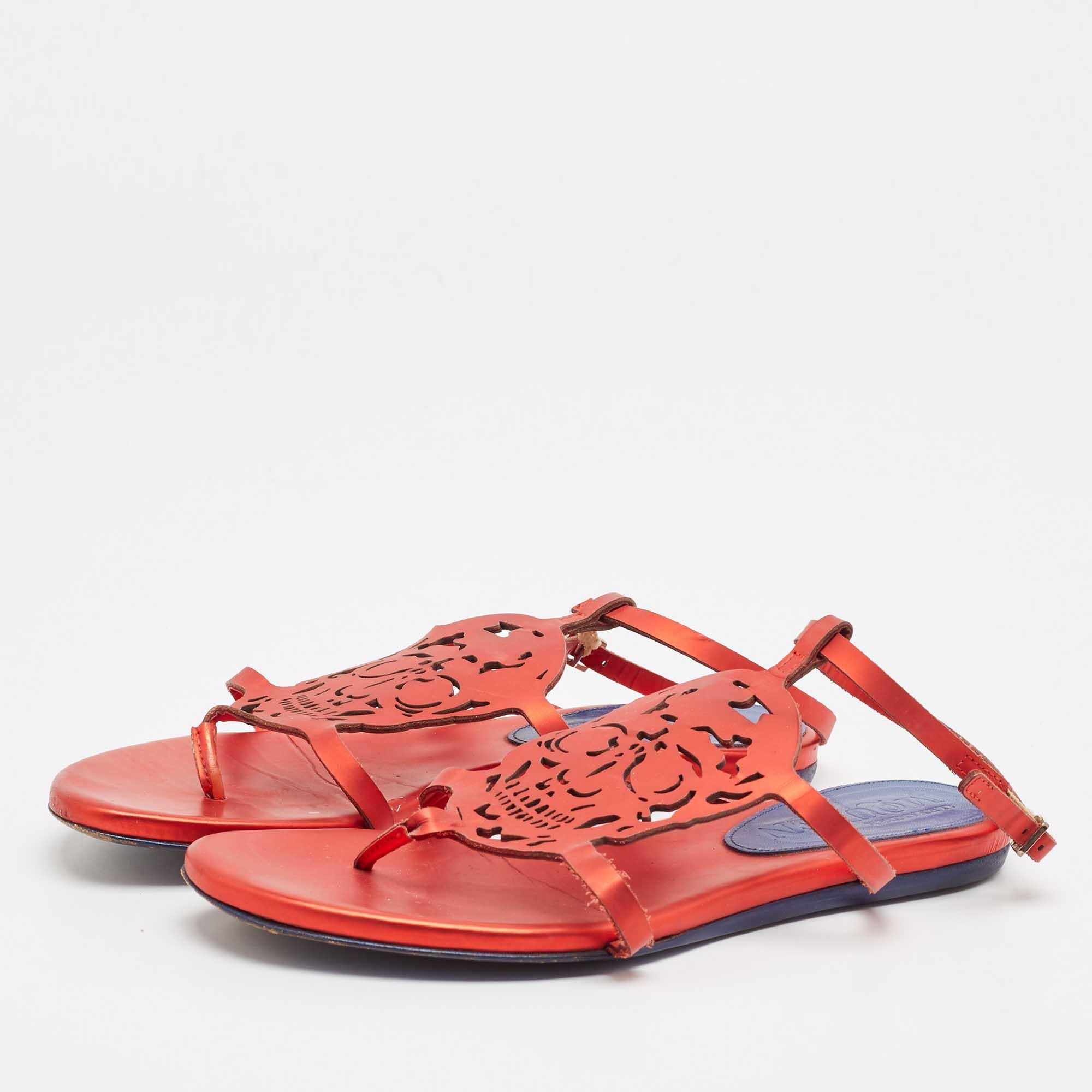 Ces sandales encadreront vos pieds de manière élégante. Fabriquées à partir de matériaux de qualité, elles affichent un design élégant et des semelles intérieures confortables.