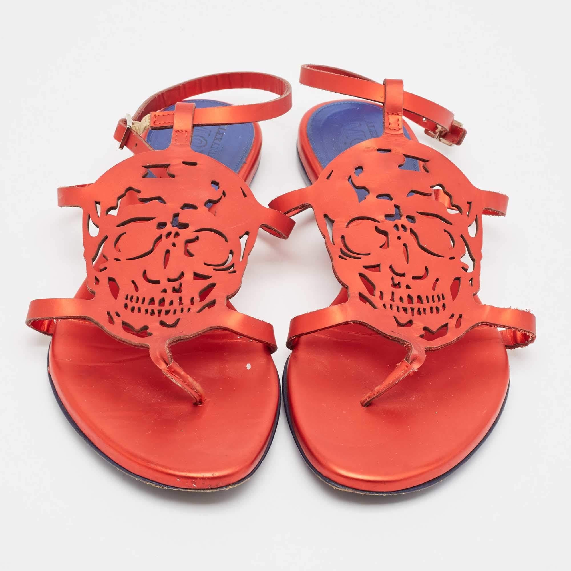 Rouge Alexander McQueen - Sandales plates à lanières à chevilles en cuir rouge, taille 37 en vente